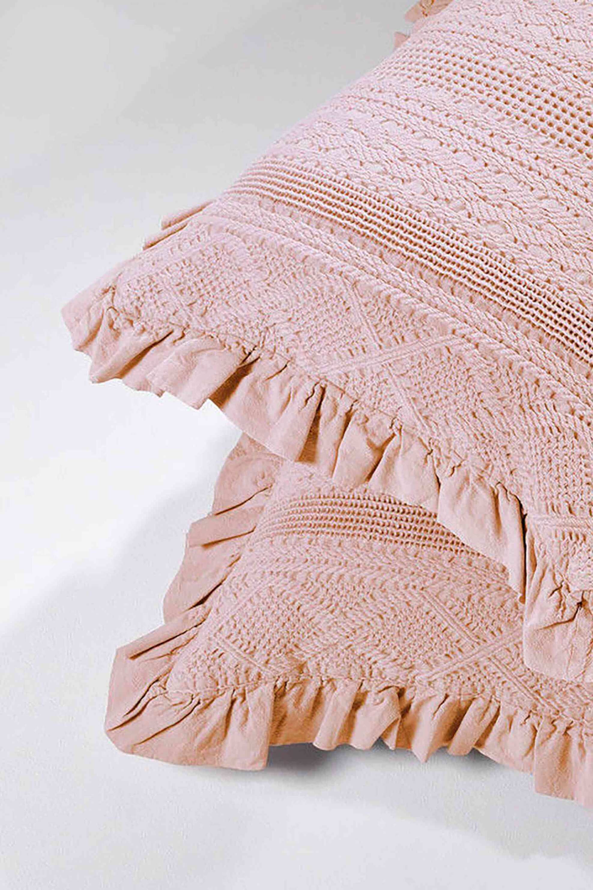 DOWN TOWN HOME DOWN TOWN Home μαξιλαροθήκη μονόχρωμη με διάτρητο σχέδιο και βολάν περιμετρικά "454" 40 x 60 cm - 41-0511