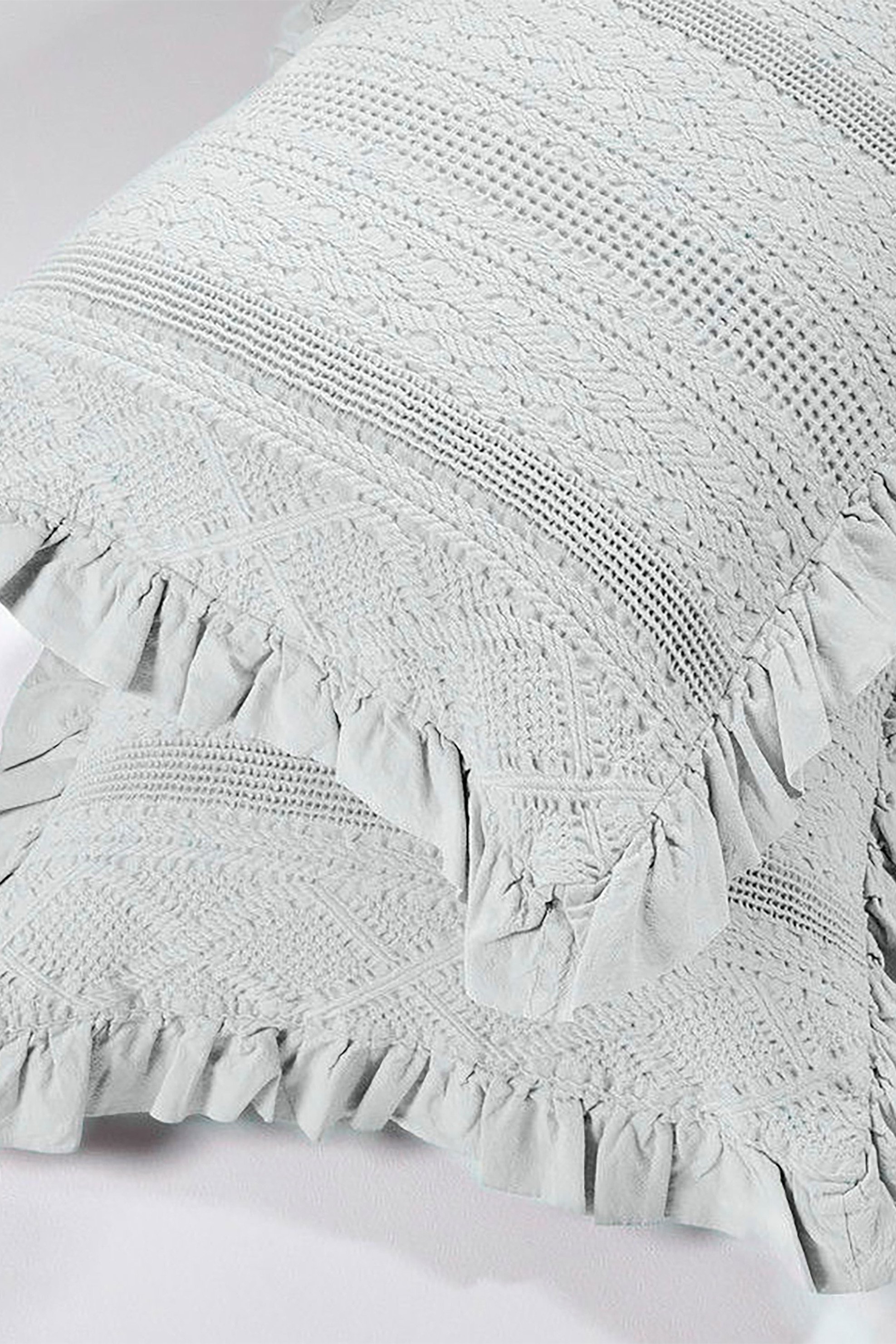 DOWN TOWN Home μαξιλαροθήκη μονόχρωμη με διάτρητες λεπτομέρειες και βολάν "454" 40 x 60 cm - 41-0512