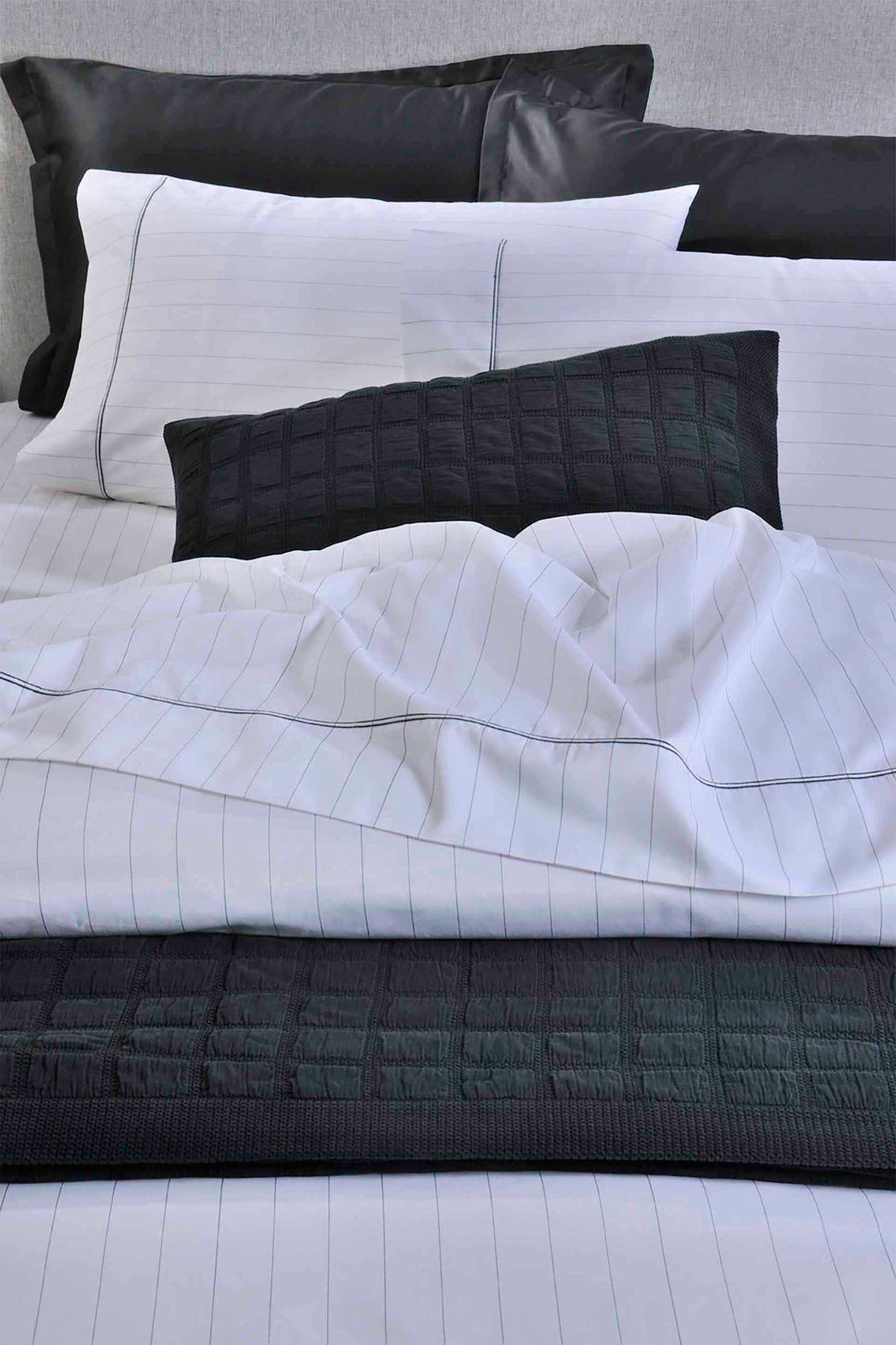 DOWN TOWN HOME DOWN TOWN Home μαξιλαροθήκη βαμβακερή μονόχρωμη με ανάγλυφο σχέδιο "1186" 40 x 60 cm - 41-0925