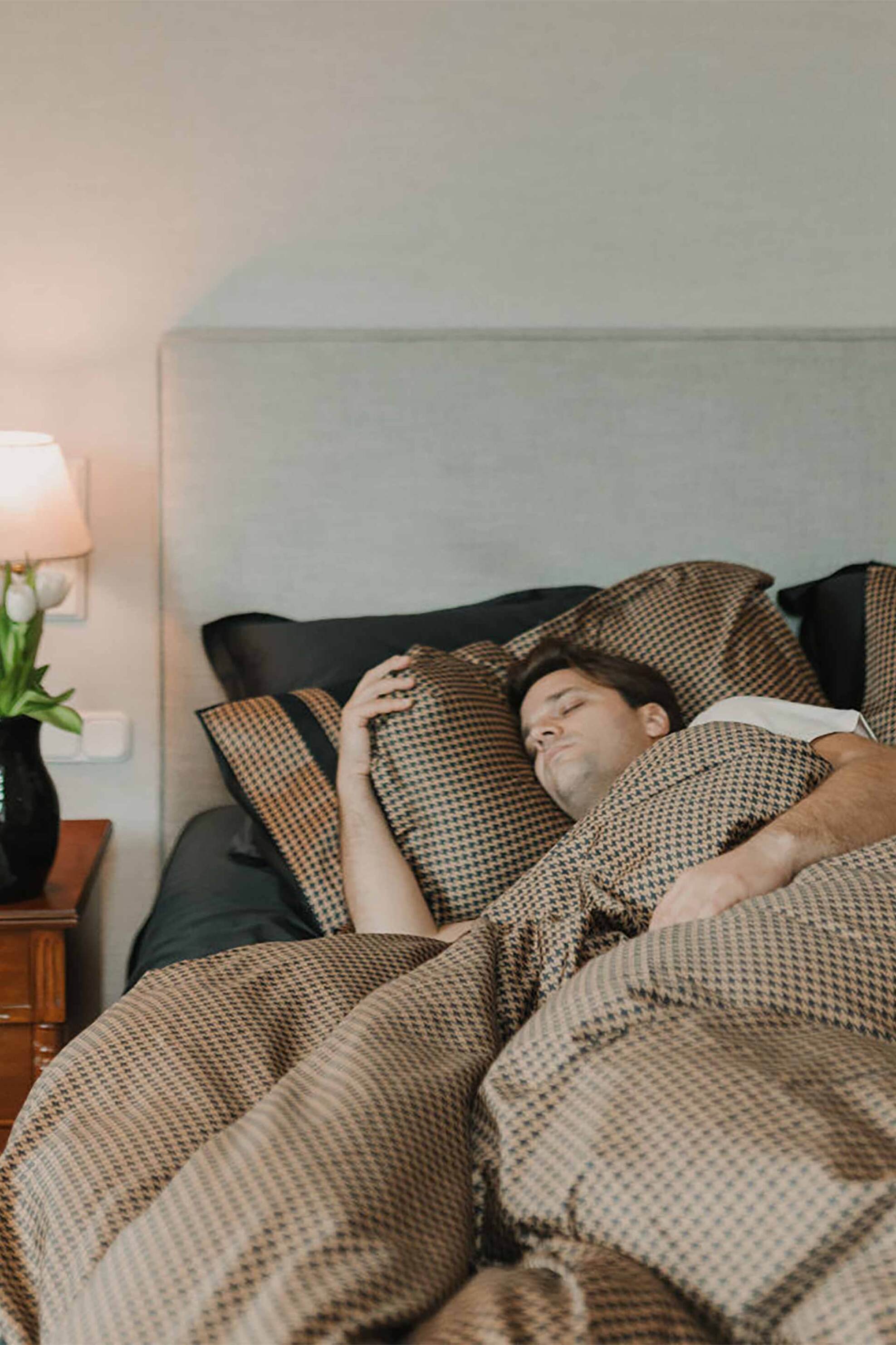 DOWN TOWN Home σετ σεντόνια υπέρδιπλα και μαξιλαροθήκες με σχέδιο pied de poule "827" 2 x 245 x 280 cm - 2 x 52 x 75 cm - 10-0953