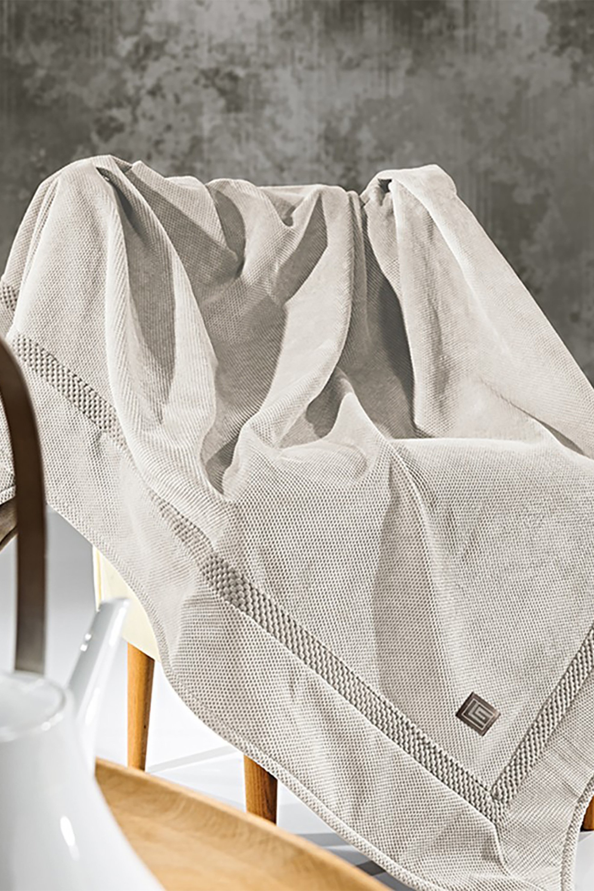 Guy Laroche ριχτάρι τριθέσιου καναπέ μονόχρωμο με logo patch "Rubicon Sand" 170 x 300 cm - 1133086122009