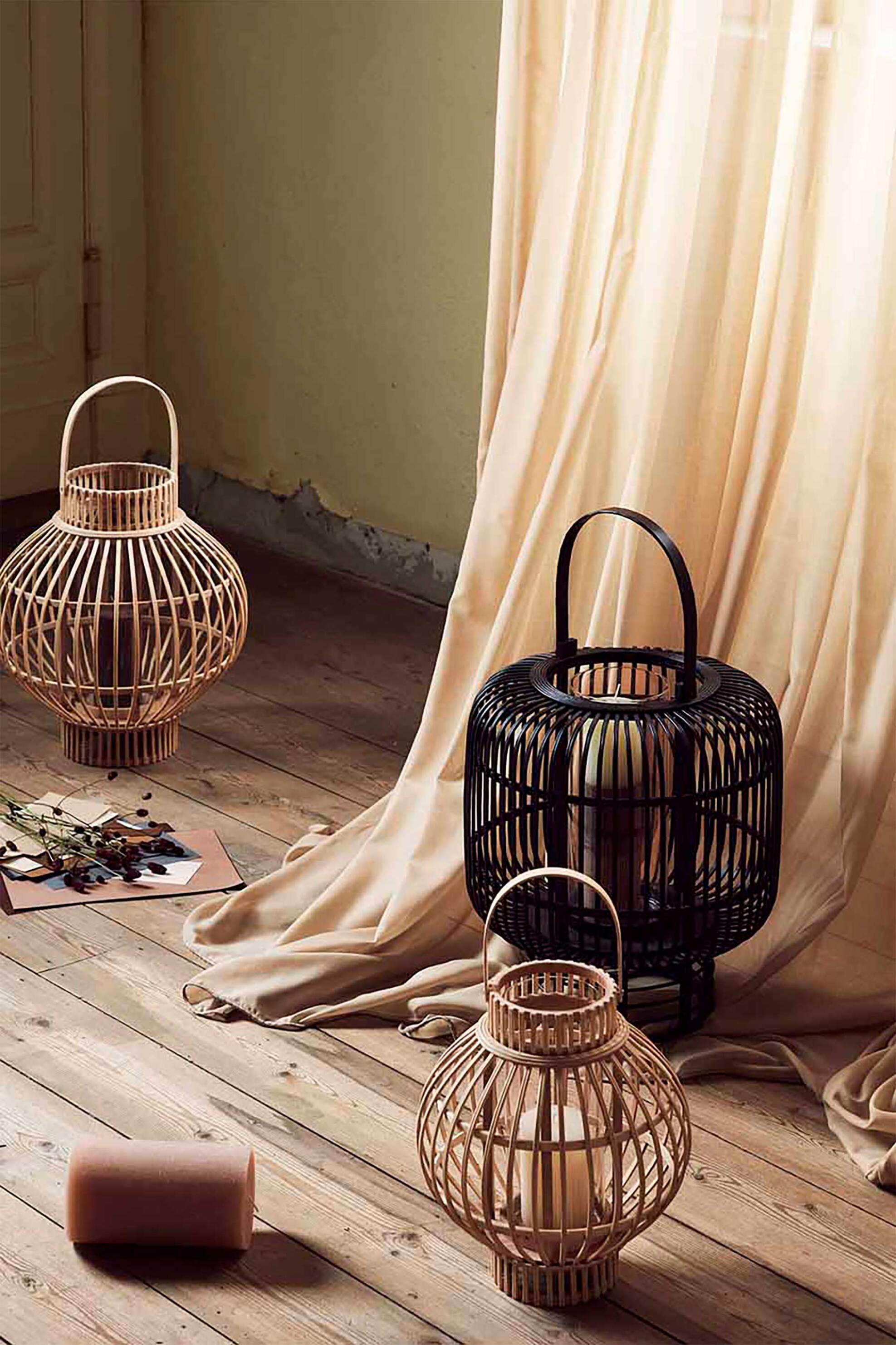 Broste Copenhagen διακοσμητικό φανάρι από bamboo με γυάλινο κηροπήγιο "Globus" 27 x 30,5 cm - 10 x 22 cm - 14591033 Μπεζ φωτογραφία