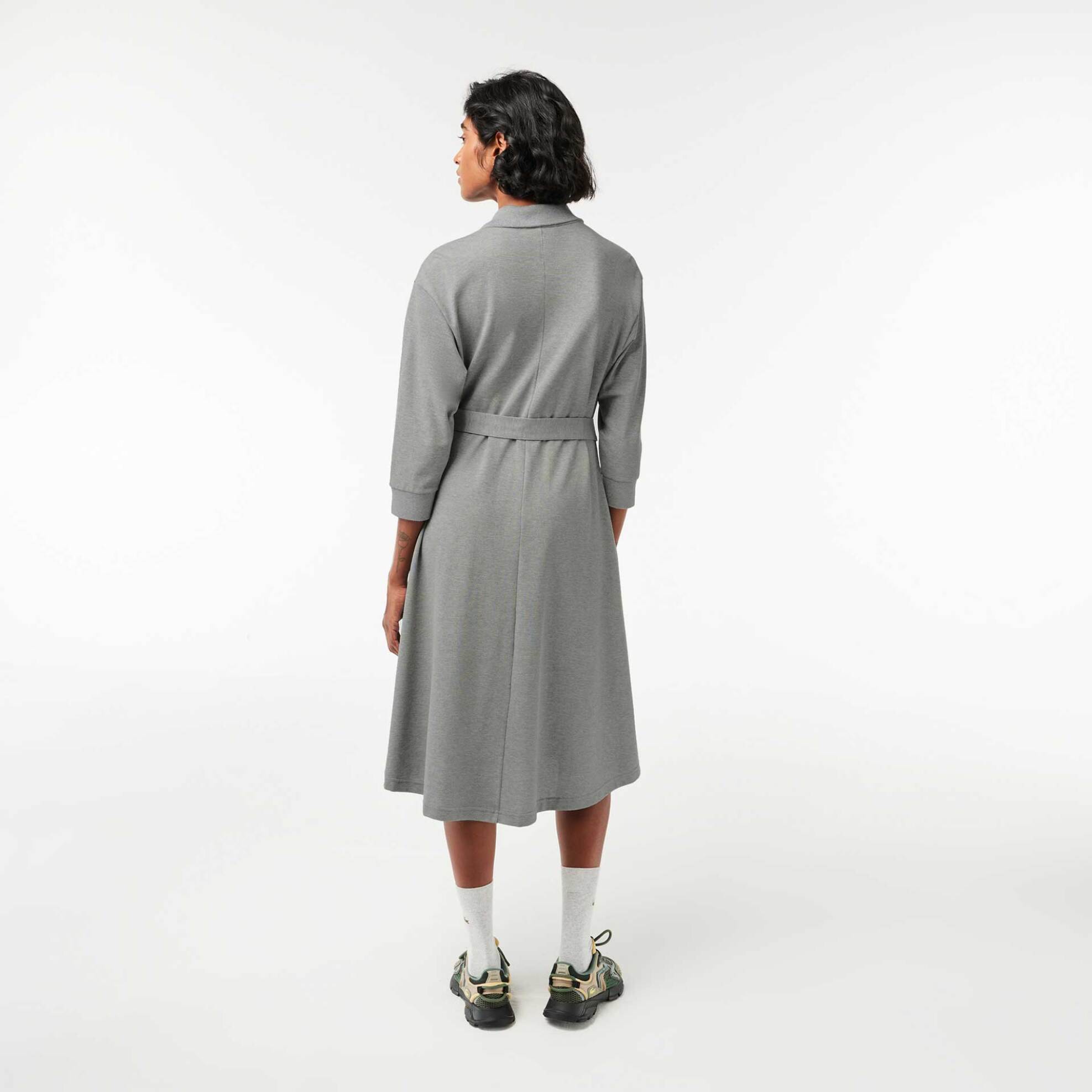 LACOSTE Lacoste γυναικείο midi φόρεμα σεμιζιέ πικέ μονόχρωμο με 3/4 μανίκι και κεντημένο λογότυπο - EF0850 Γκρι - 4