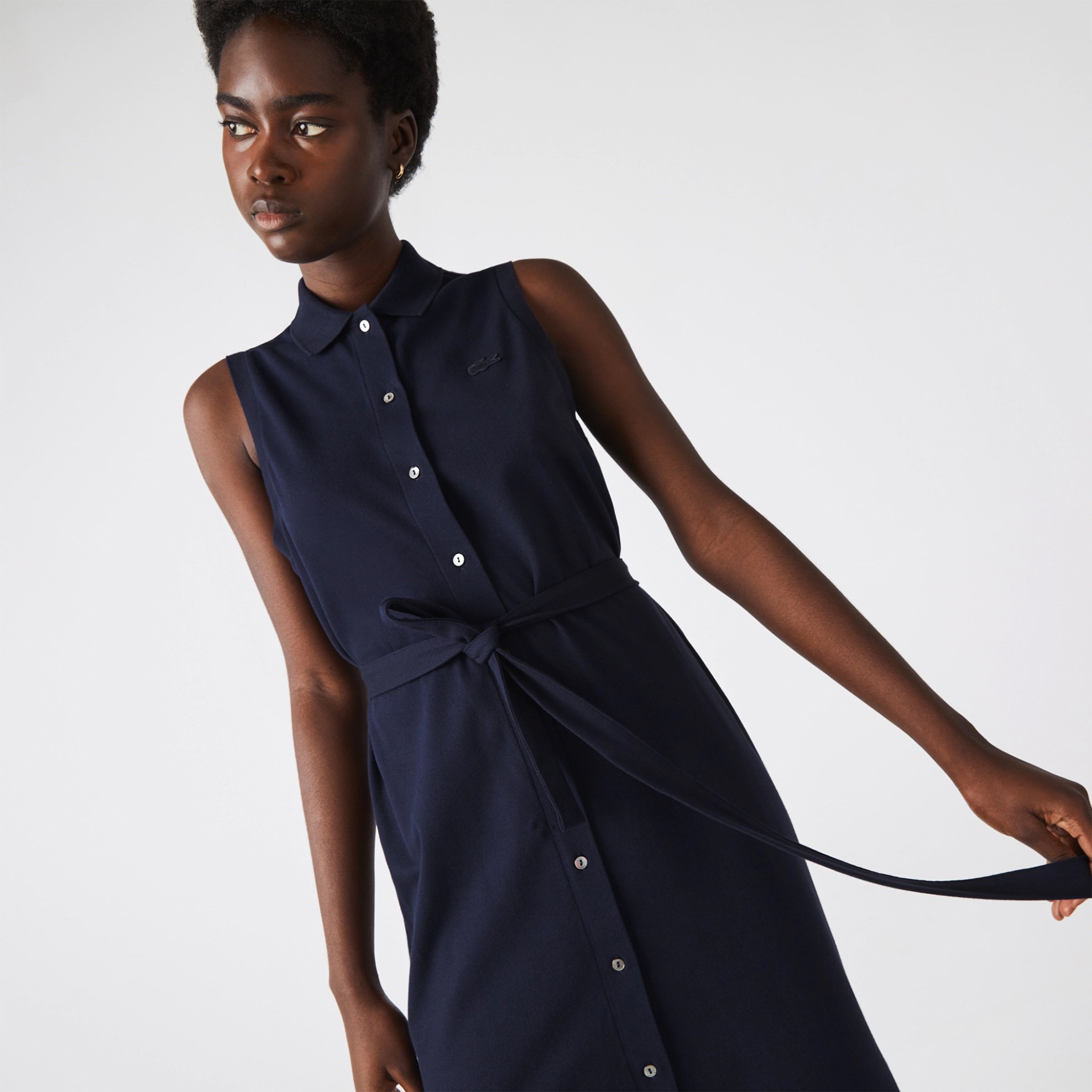 Lacoste γυναικείο midi φόρεμα πόλο σεμιζιέ πικέ αμάνικο με ζώνη και κεντημένο λογότυπο Regular Fit - EF1107 Μπλε Σκούρο φωτογραφία