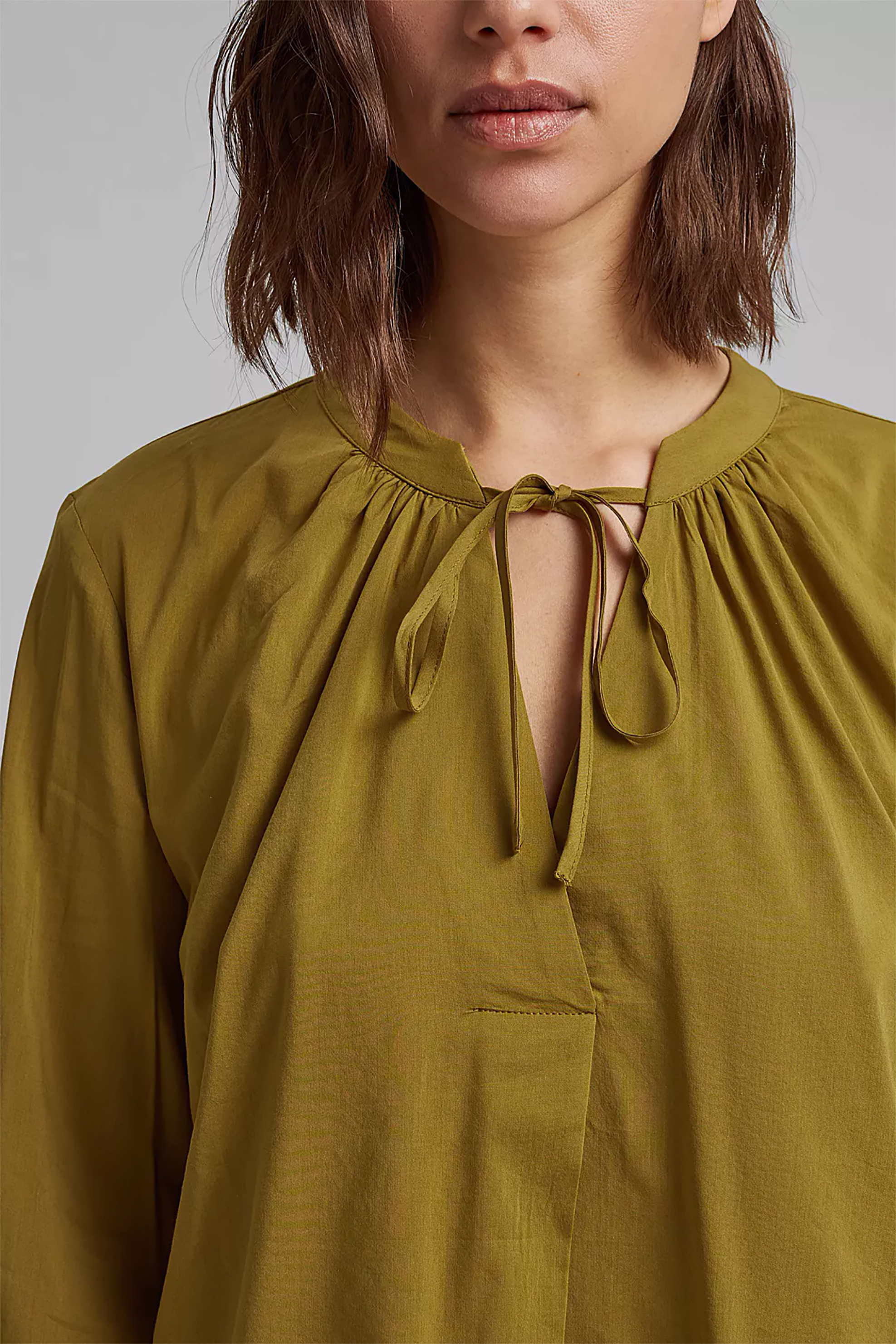 Esprit γυναικεία μπλούζα μονόχρωμη με δέσιμο στη λαιμόκοψη - 051EO1F309 Λαδί φωτογραφία