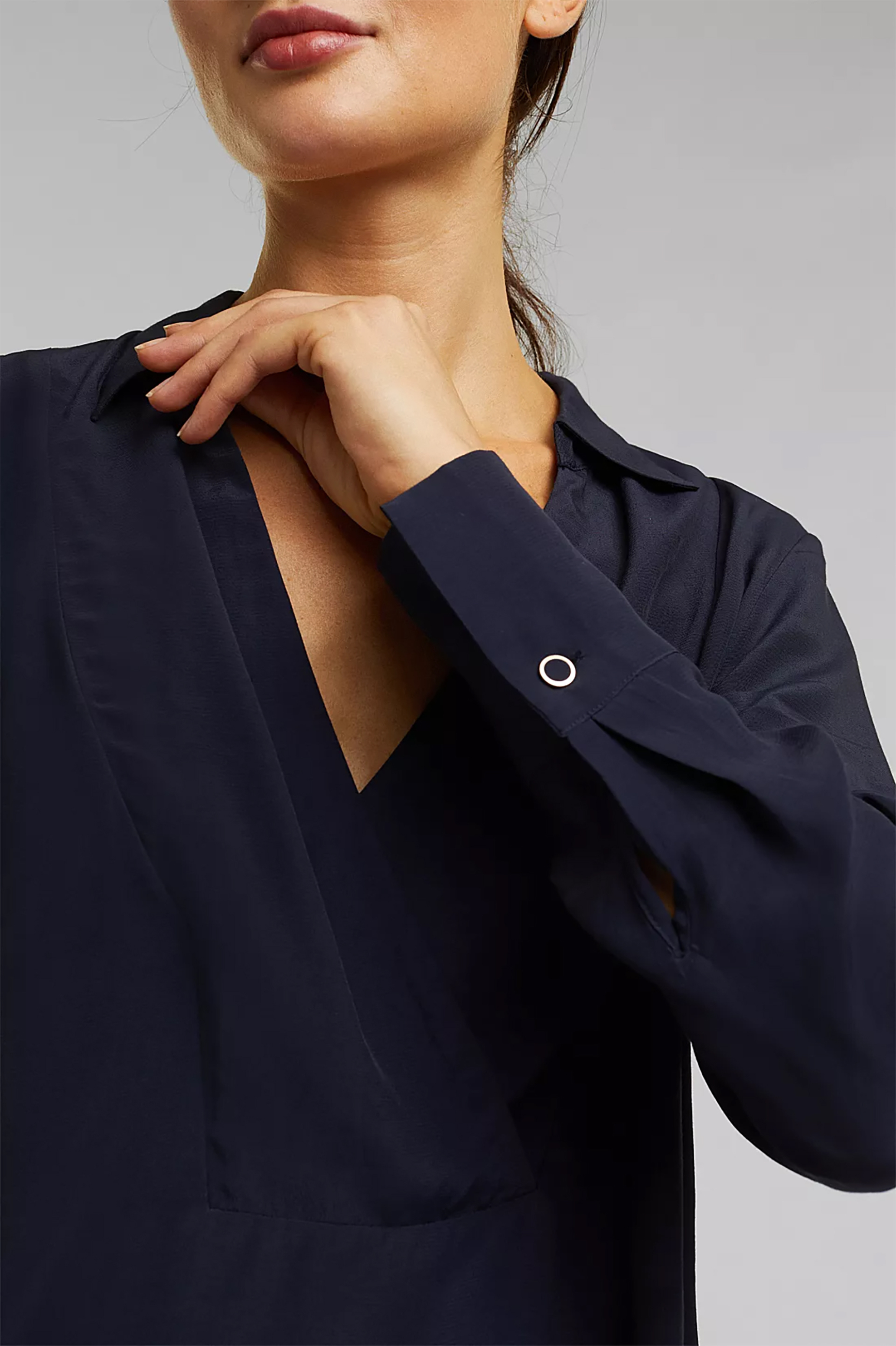 Esprit γυναικεία μπλούζα μονόχρωμη με V λαιμόκοψη - 100EO1F303 Σκούρο Μπλε φωτογραφία