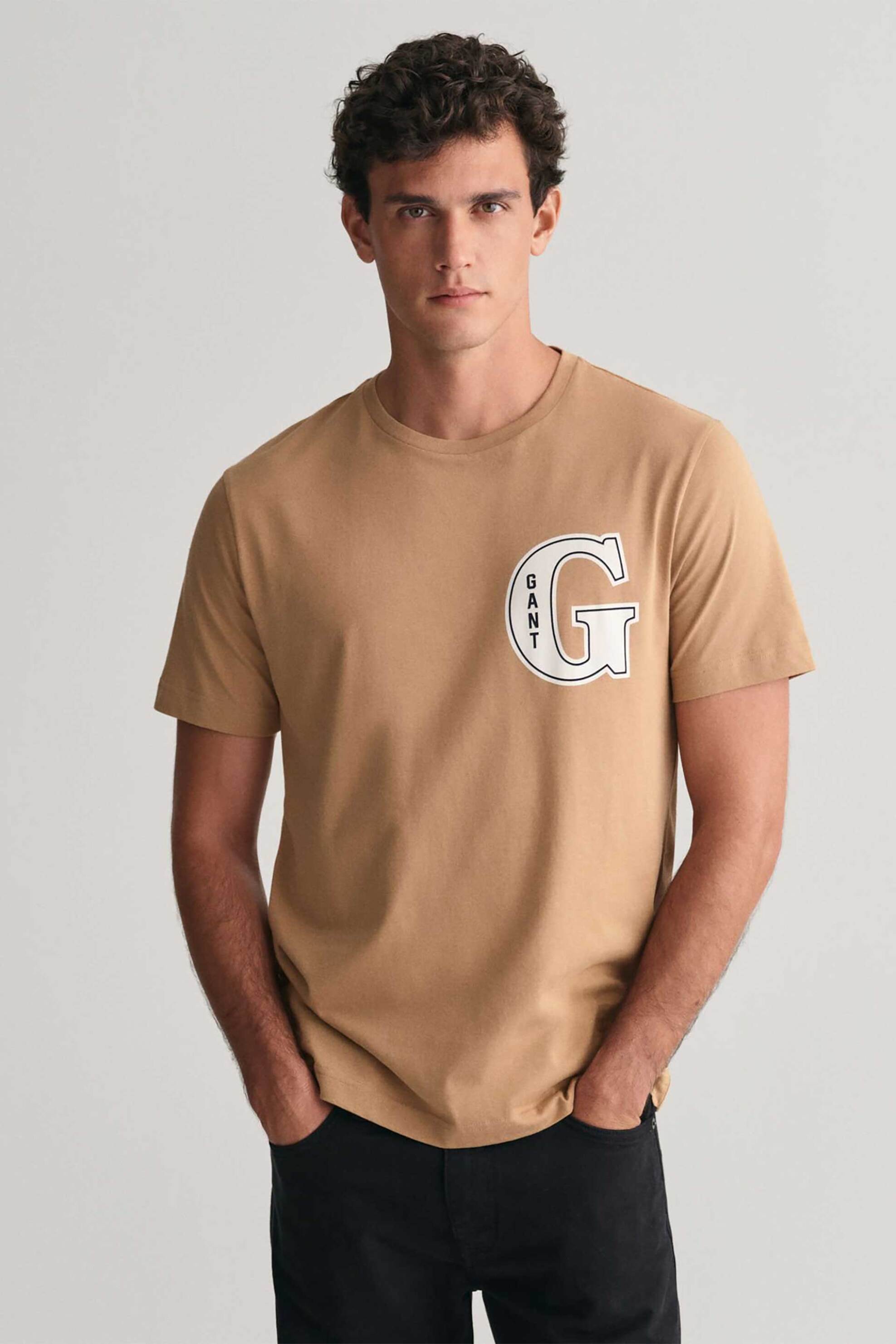 Ανδρική Μόδα > Ανδρικά Ρούχα > Ανδρικές Μπλούζες > Ανδρικά T-Shirts Gant ανδρικό T-shirt με G graphic logo print Regular Fit - 2003224 Καμηλό