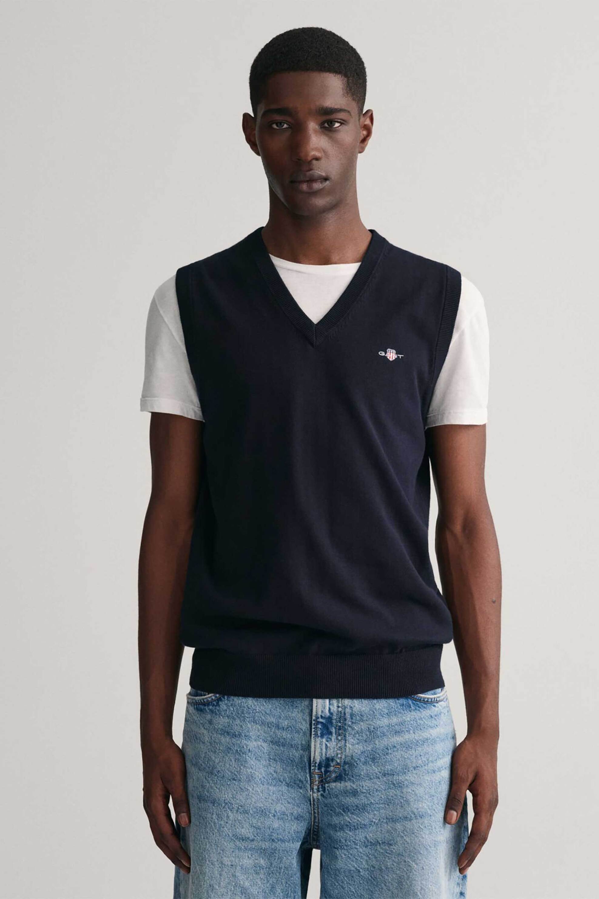 Gant ανδρικό αμάνικο πουλόβερ με V λαιμόκοψη και κεντημένο λογότυπο Regular Fit - 8030560 Μπλε Σκούρο