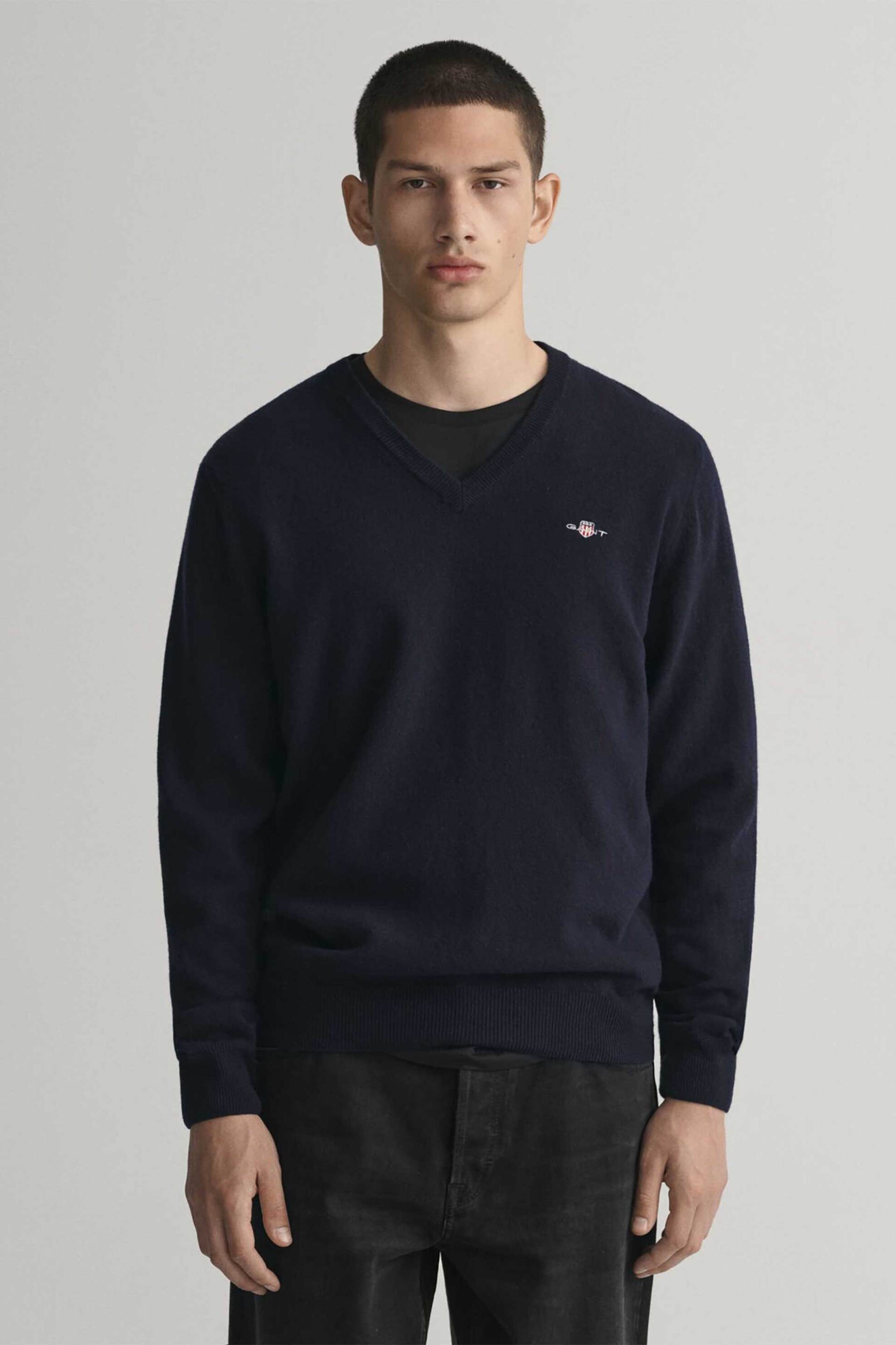 GANT Gant ανδρικό μάλλινο πουλόβερ με V λαιμόκοψη και λογότυπο Regular Fit - 87212 Μπλε Σκούρο