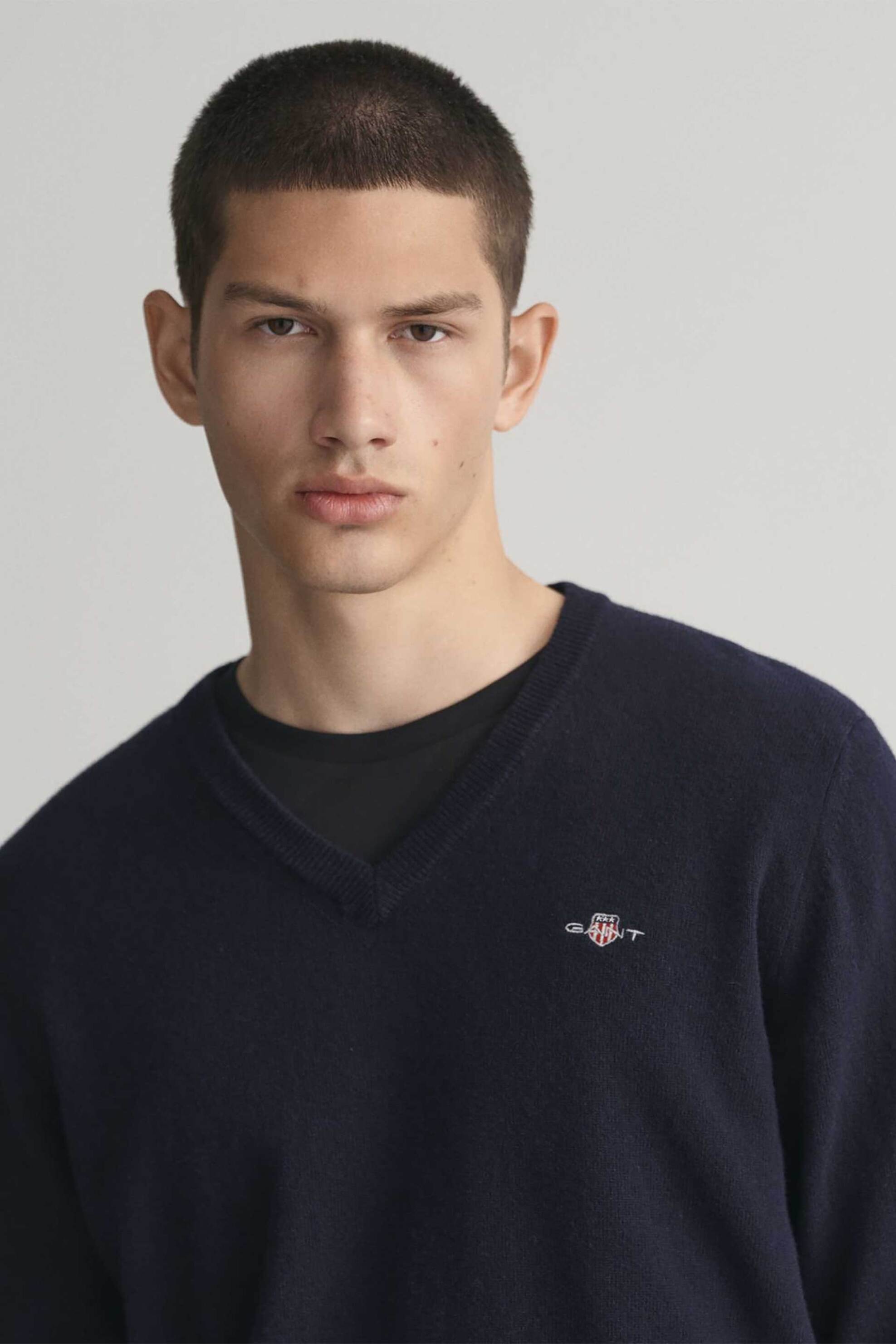 Gant ανδρικό μάλλινο πουλόβερ με V λαιμόκοψη και λογότυπο Regular Fit - 87212 Μπλε Σκούρο φωτογραφία