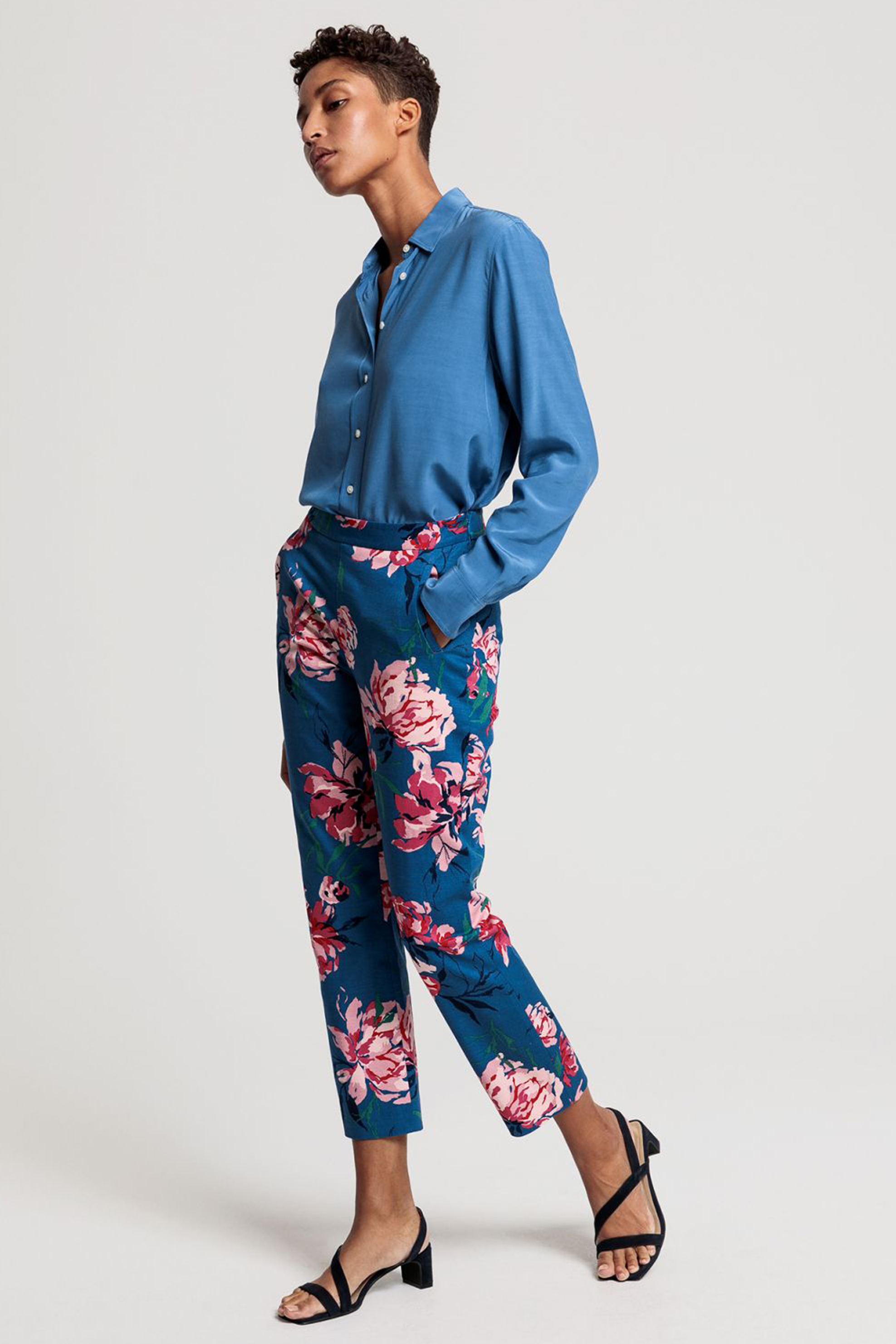 Gant γυναικείο cropped παντελόνι με floral print - 4150125 Μπλε φωτογραφία