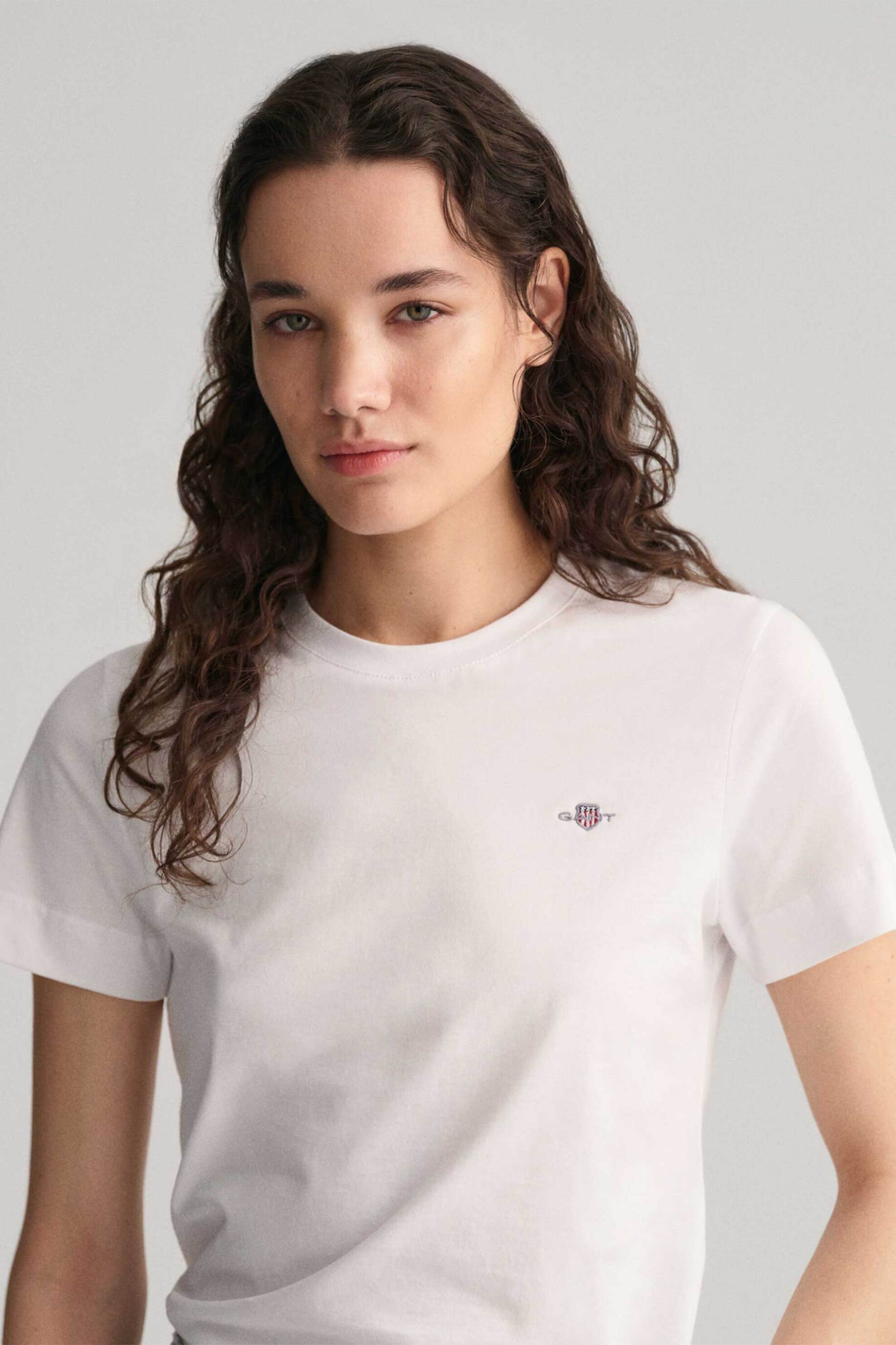 Gant γυναικείο T-shirt μονόχρωμο με κεντημένο λογότυπο Regular Fit - 4200200 Λευκό