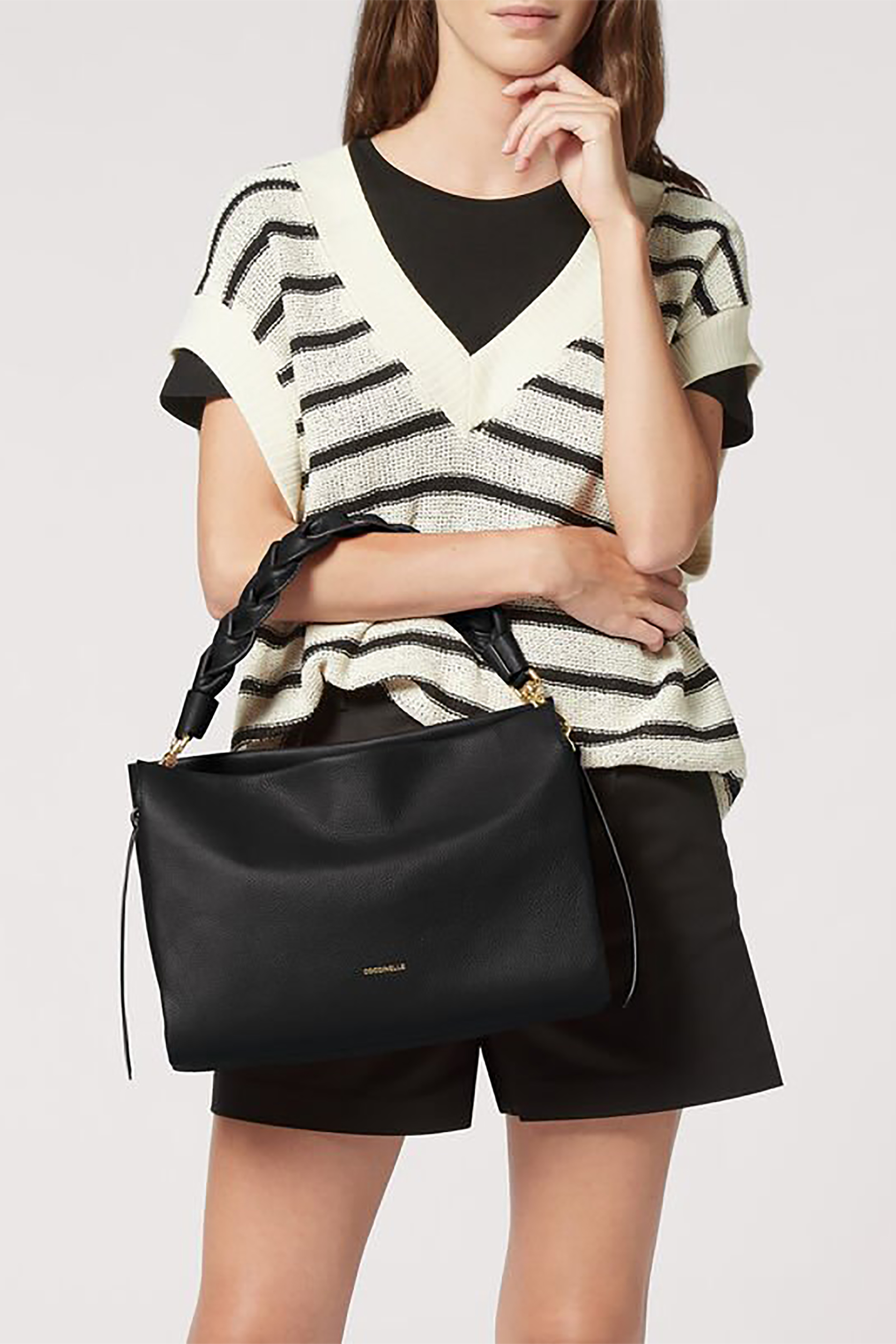 Coccinelle γυναικεία δερμάτινη τσάντα ώμου μονόχρωμη με μεταλλικό λογότυπο και πλεκτό σχέδιο "Boheme" - E1M50-190201 Μαύρο φωτογραφία