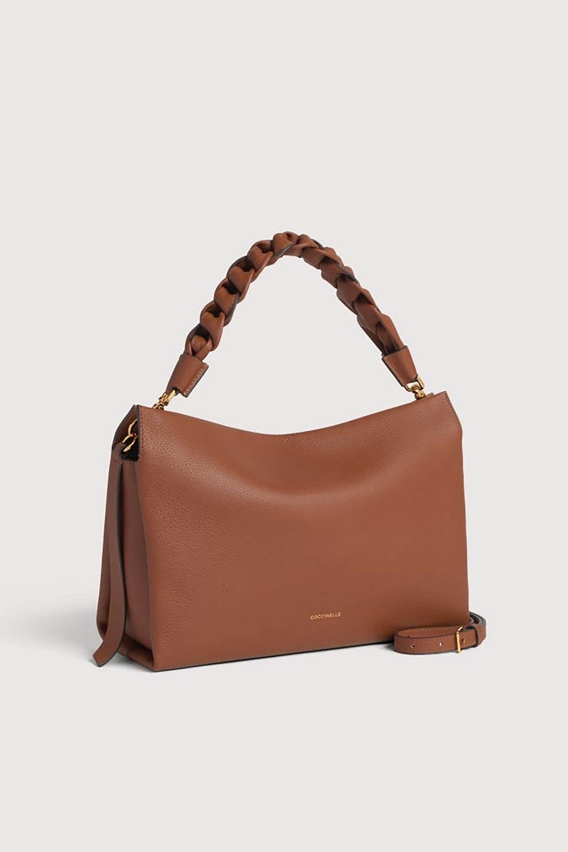 Coccinelle γυναικεία δερμάτινη τσάντα ώμου μονόχρωμη με μεταλλικό λογότυπο και πλεκτό σχέδιο "Boheme" - E1M50-190201 Καμηλό φωτογραφία