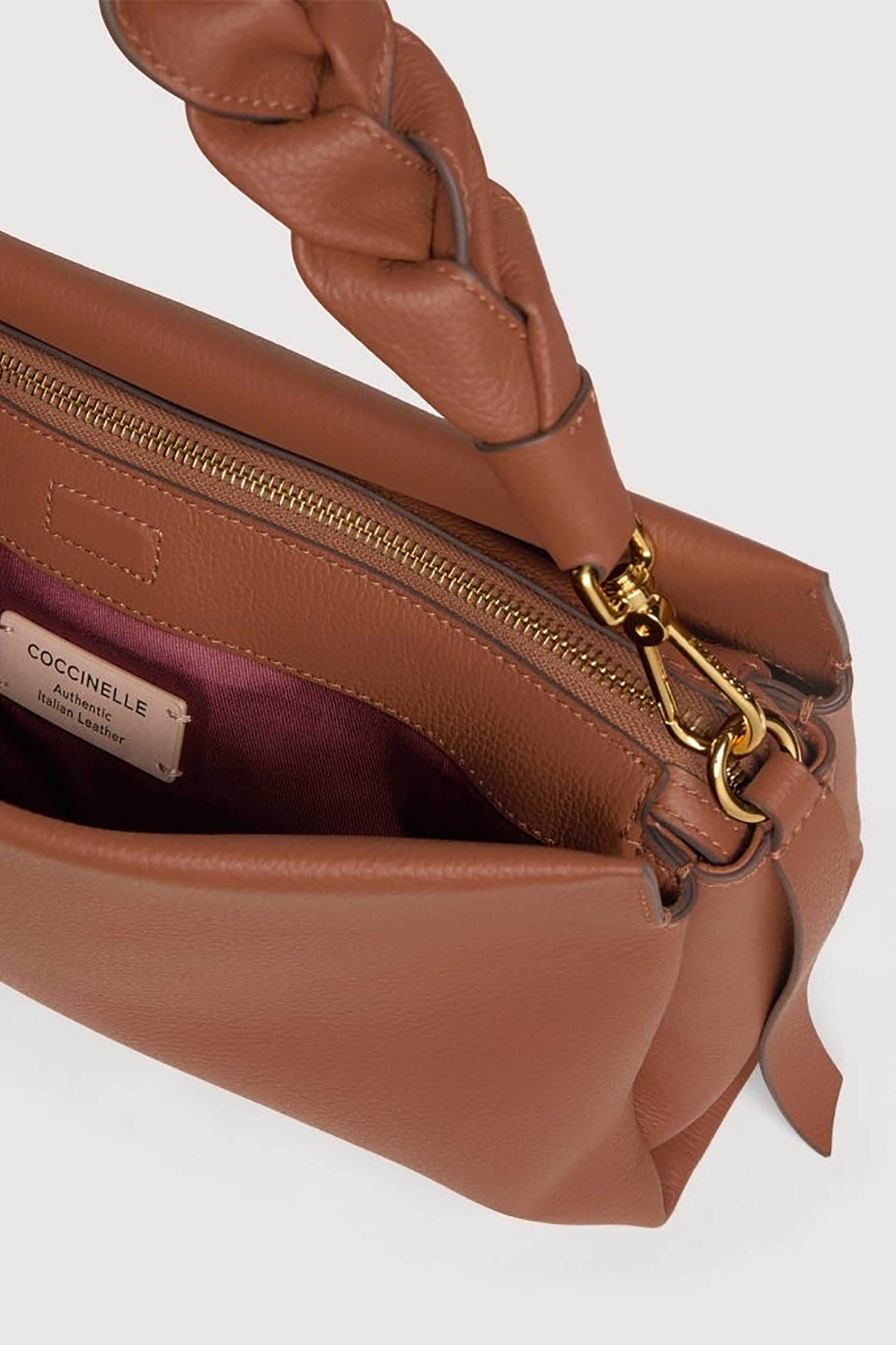 Coccinelle γυναικεία δερμάτινη τσάντα ώμου μονόχρωμη με μεταλλικό λογότυπο και πλεκτό σχέδιο "Boheme" - E1M50-190201 Καμηλό φωτογραφία