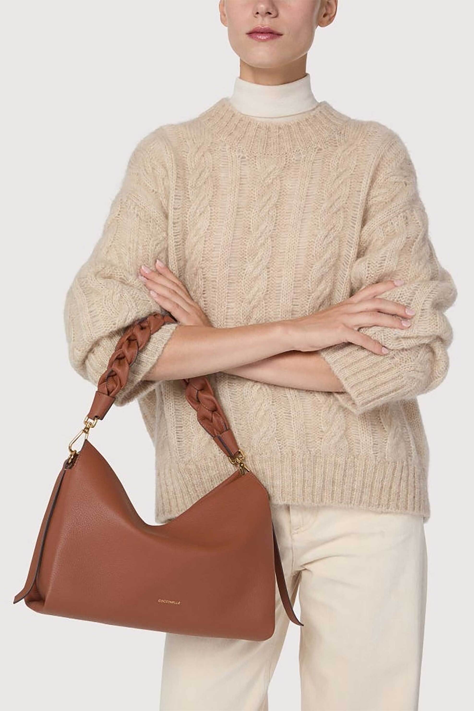 Coccinelle γυναικεία δερμάτινη τσάντα ώμου μονόχρωμη με μεταλλικό λογότυπο και πλεκτό σχέδιο "Boheme" - E1M50-190201 Καμηλό φωτογραφία