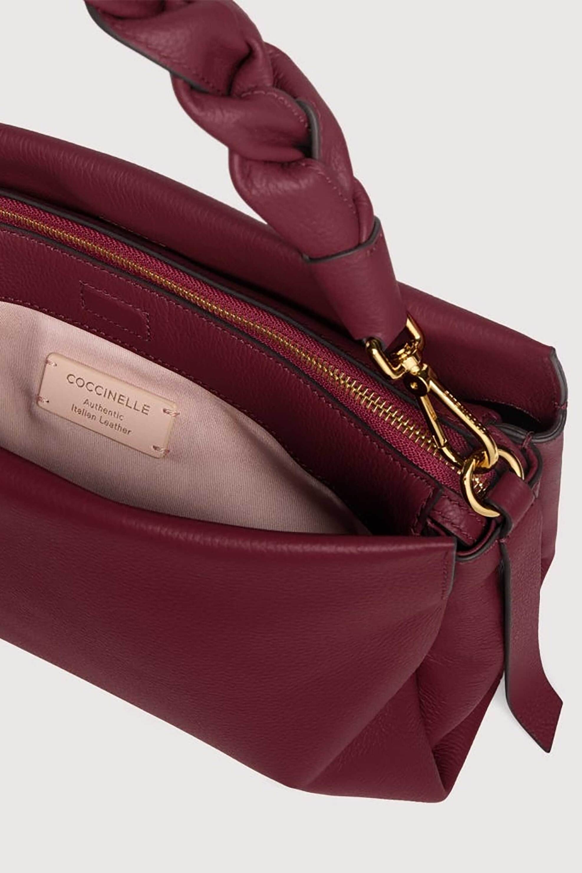 Coccinelle γυναικεία δερμάτινη τσάντα ώμου μονόχρωμη με μεταλλικό λογότυπο και πλεκτό σχέδιο "Boheme" - E1M50-190201 Μπορντό φωτογραφία