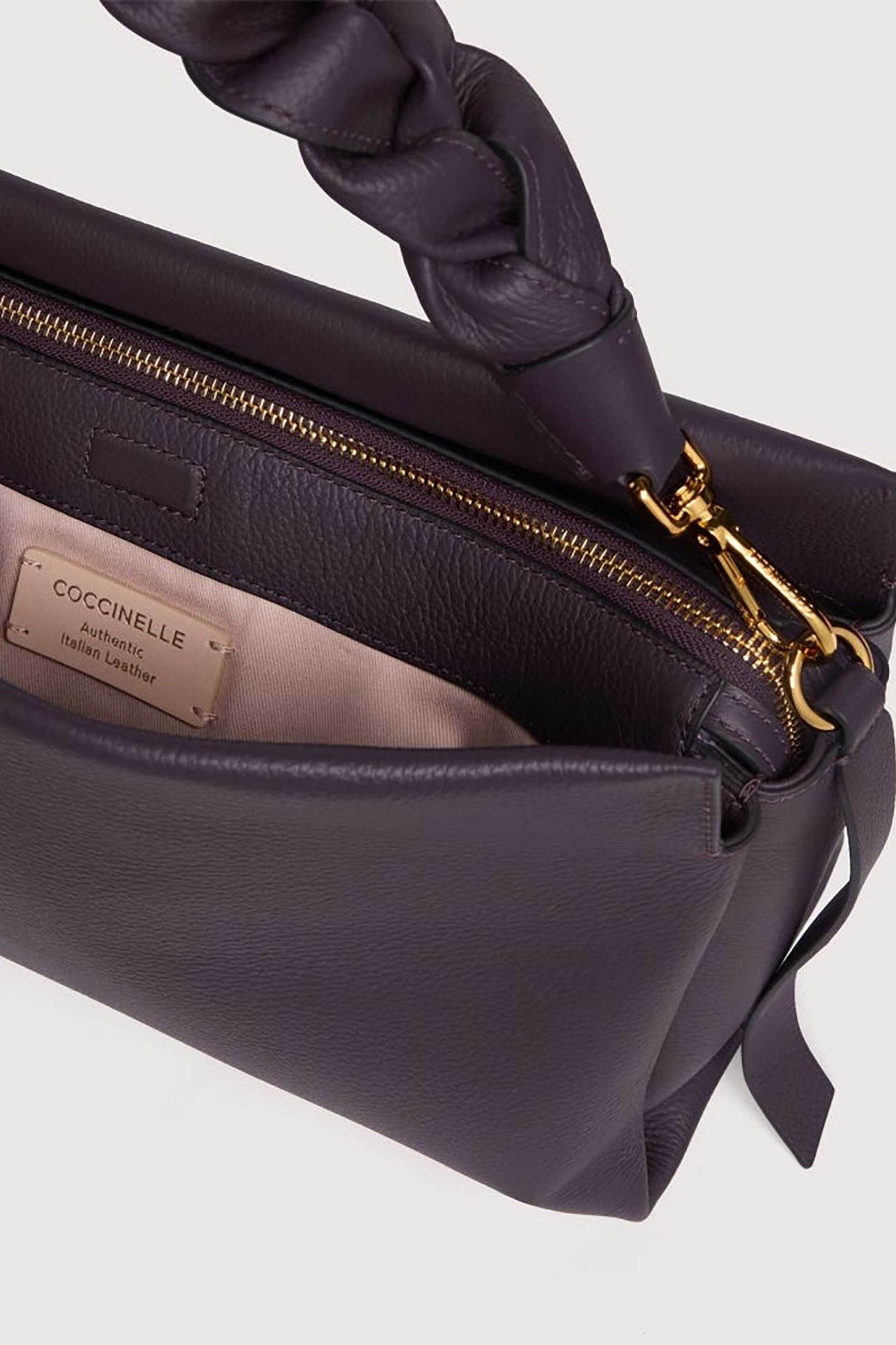 Coccinelle γυναικεία δερμάτινη τσάντα ώμου μονόχρωμη με μεταλλικό λογότυπο και πλεκτό σχέδιο "Boheme" - E1M50-190201 Μοβ φωτογραφία