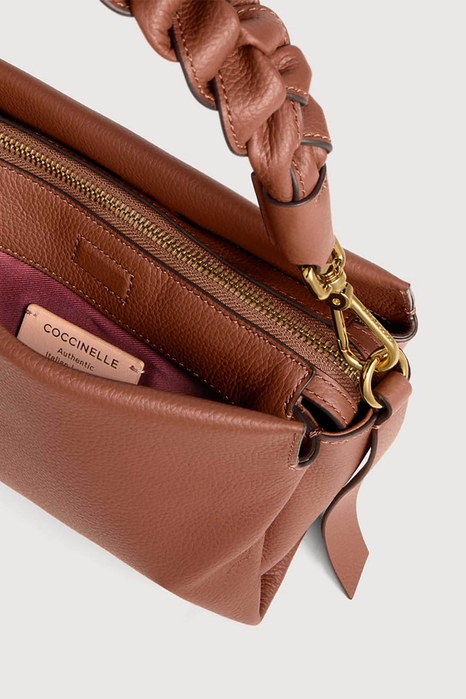 Coccinelle γυναικεία τσάντα χειρός με logo print και λαβή χειρός με σχέδιο πλεξούδα "Boheme Grana Double" - E1M50-580101 Καμηλό φωτογραφία