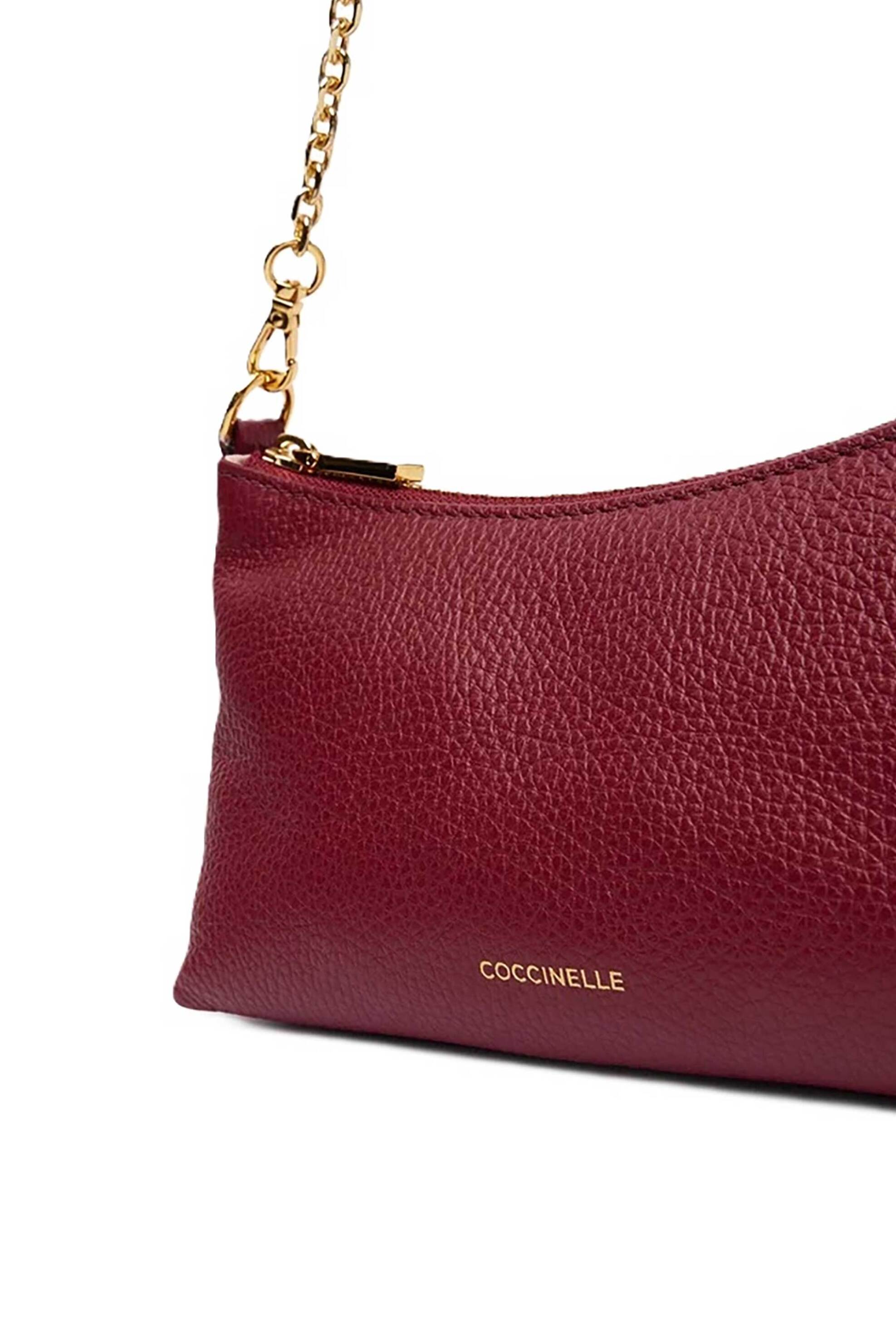 Coccinelle γυναικεία δερμάτινη τσάντα crossbody μονόχρωμη με σταμπωτό λογότυπο "Aura" - E5QH0-550101 Μπορντό φωτογραφία