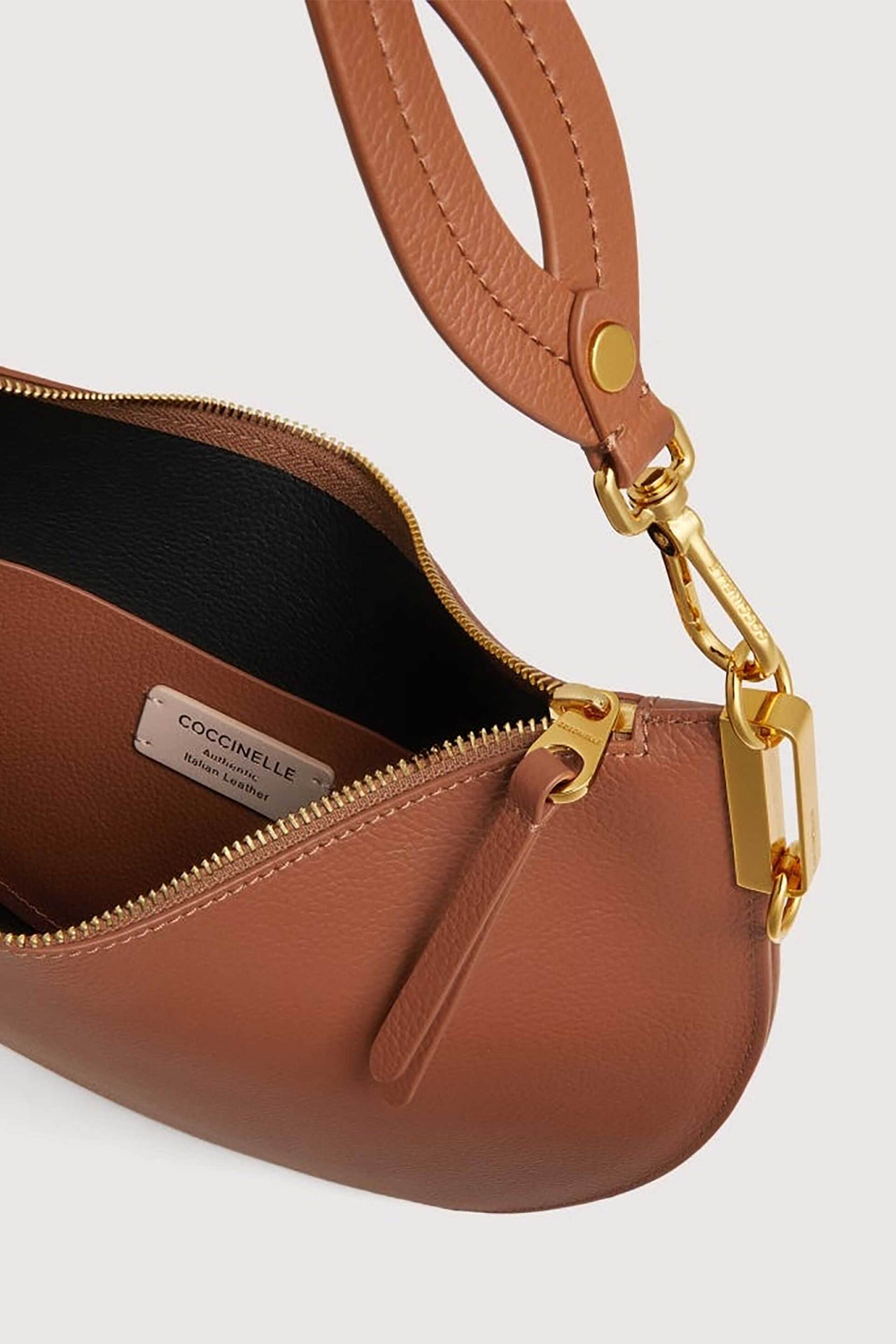 Coccinelle γυναικεία δερμάτινη τσάντα ώμου "Sunup Medium" - E1QKF-130201 Καμηλό φωτογραφία