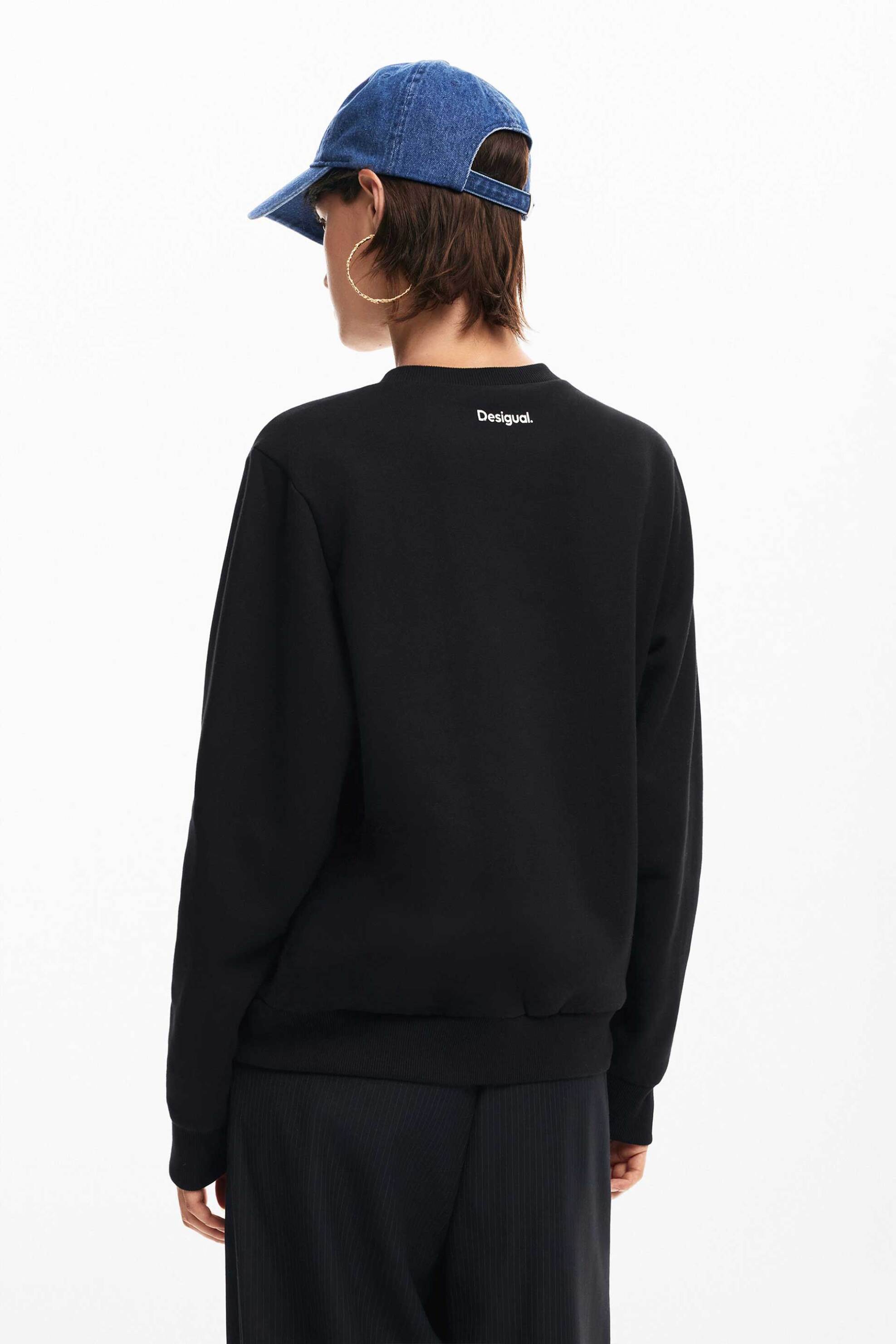 Desigual γυναικεία μπλούζα φούτερ με κεντημένο σχέδιο και λογότυπο Regular Fit - 24WWSK10 Μαύρο φωτογραφία