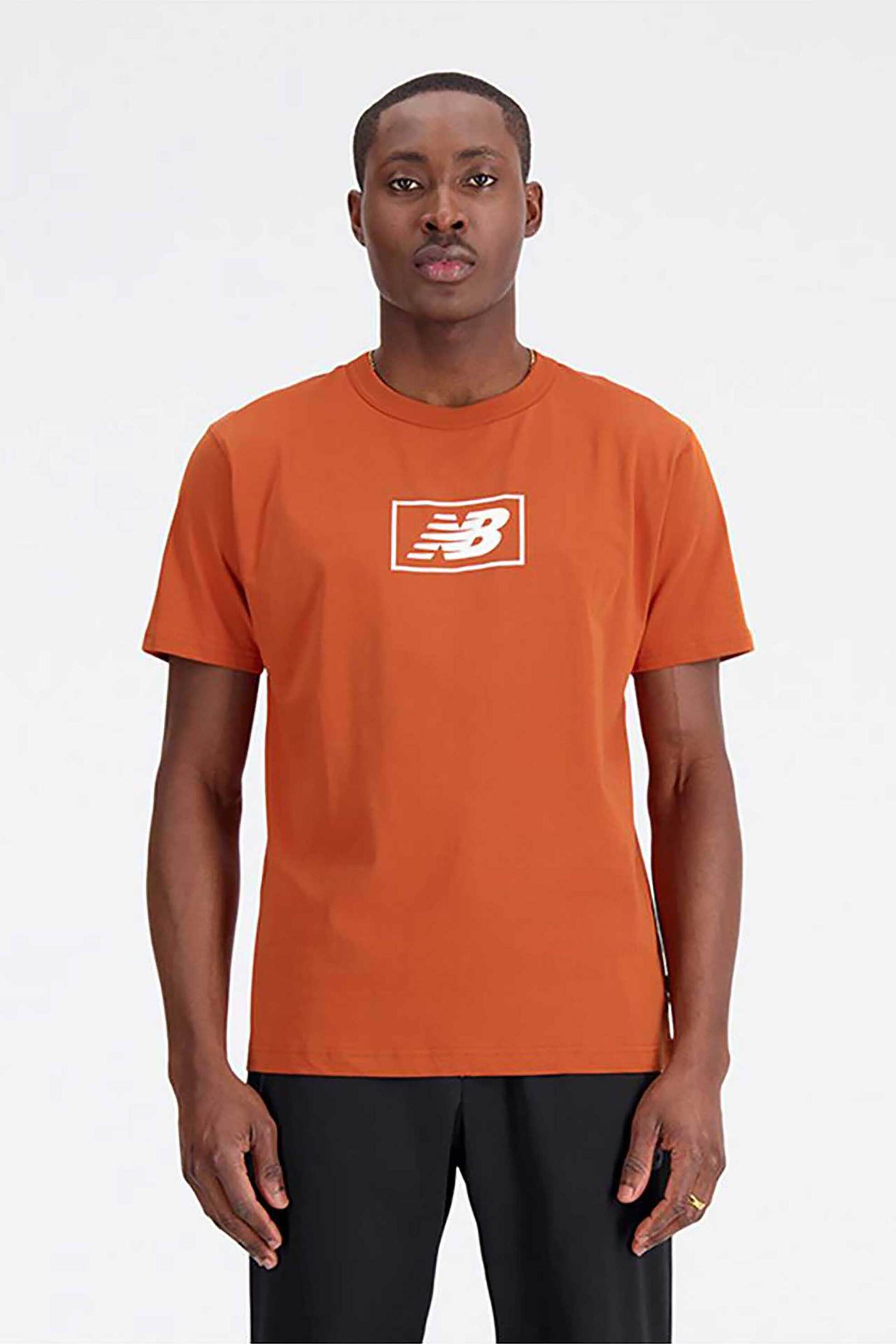 Άνδρας > ΑΘΛΗΤΙΚΑ > Αθλητικά Ρούχα > Αθλητικές Μπλούζες > Αθλητικά T-Shirts New Balance ανδρικό T-shirt μονόχρωμο με στρογγυλή λαιμόκοψη "Essentials Logo" - MT33512 Πορτοκαλί