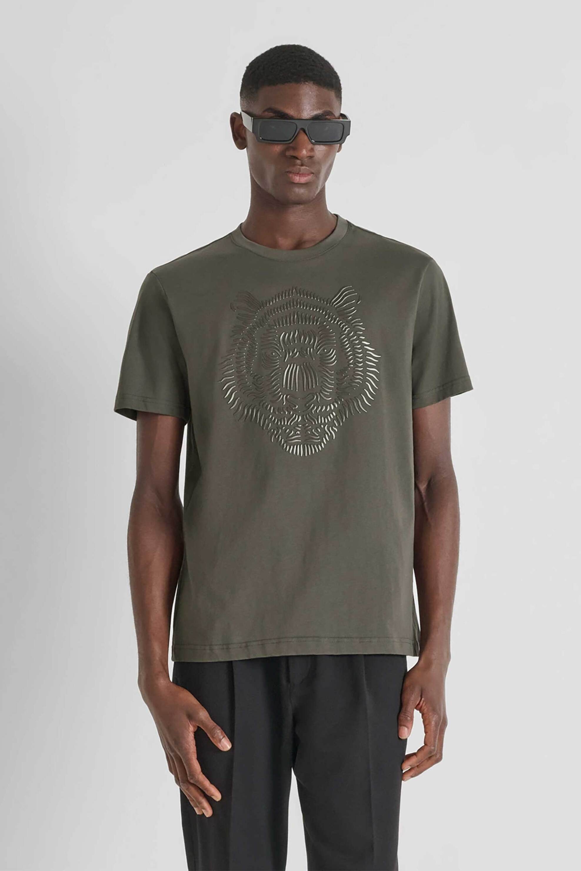 ANTONY MORATO Antony Morato ανδρικό T-shirt με ανάγλυφο tiger print Regular Fit - KS02566FA100240 Χακί