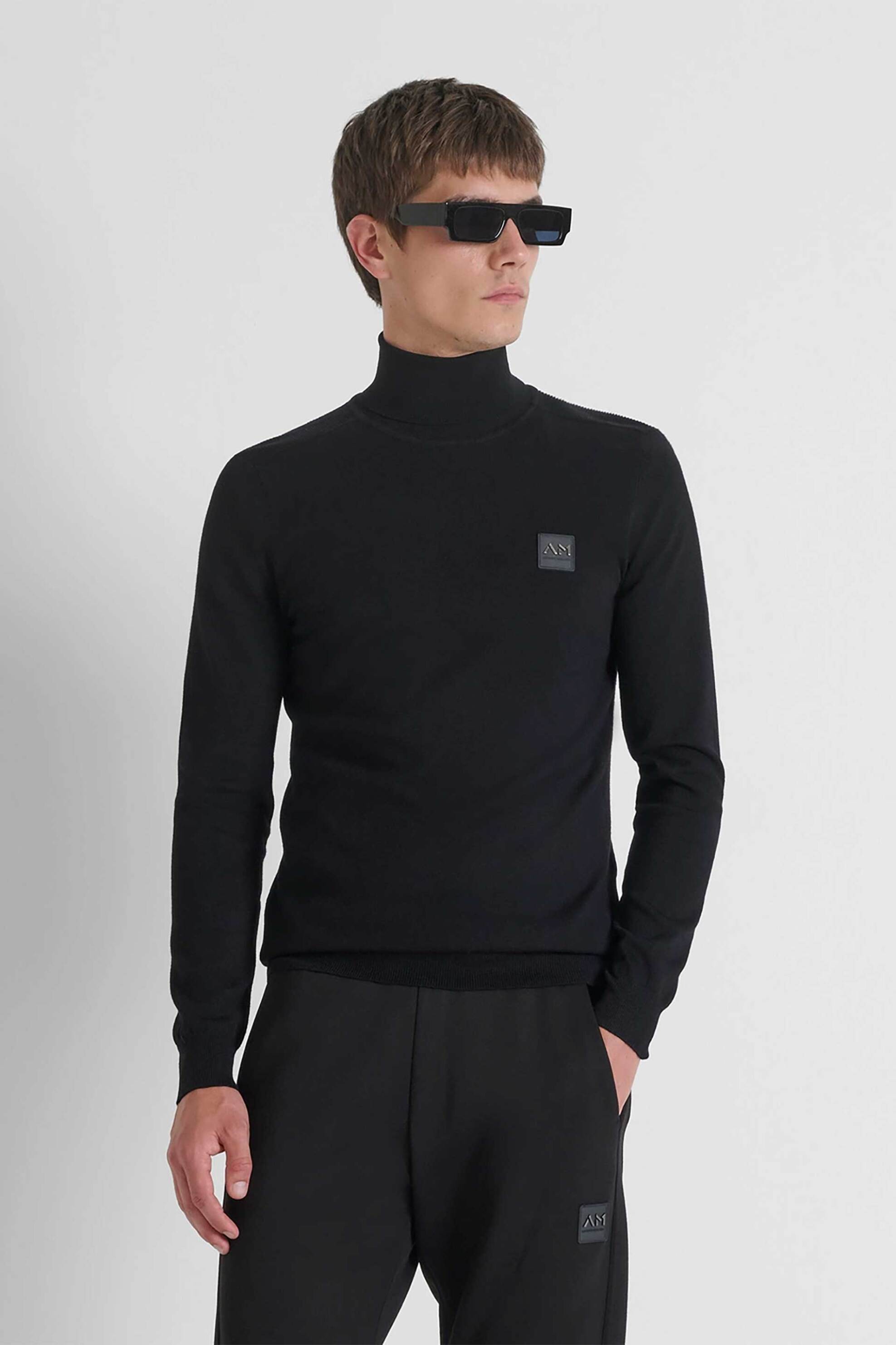 Antony Morato ανδρική πλεκτή μπλούζα με ζιβάγκο και logo patch Slim Fit - SW01440YA500002 Μαύρο