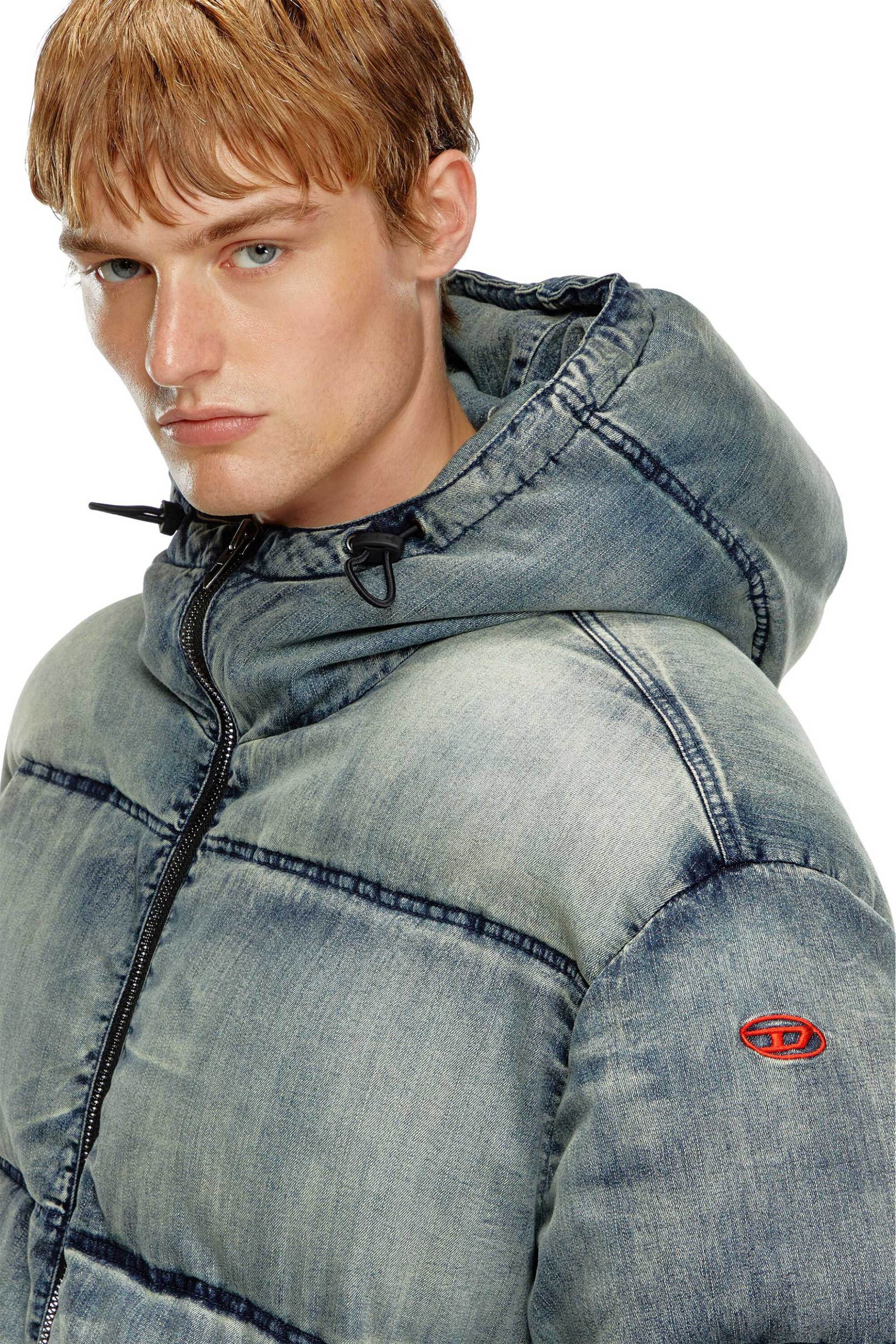 Diesel ανδρικό denim μπουφάν puffer καπιτονέ με κουκούλα και κεντημένο λογότυπο - W24A145100SKAI Denim Blue Ανοιχτό φωτογραφία