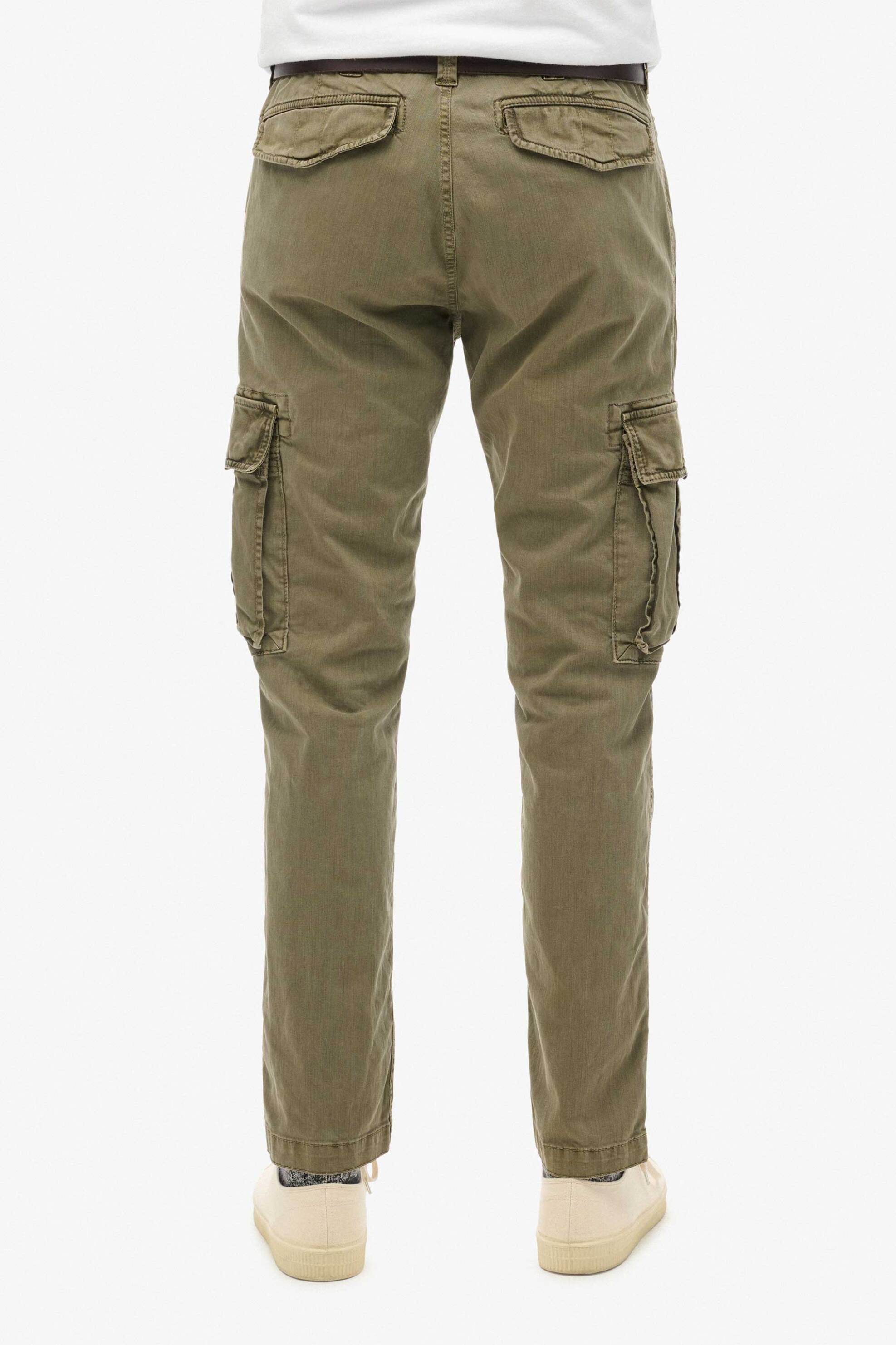 Superdry ανδρικό παντελόνι cargo με logo patch Regular Fit - M7011132A Χακί φωτογραφία