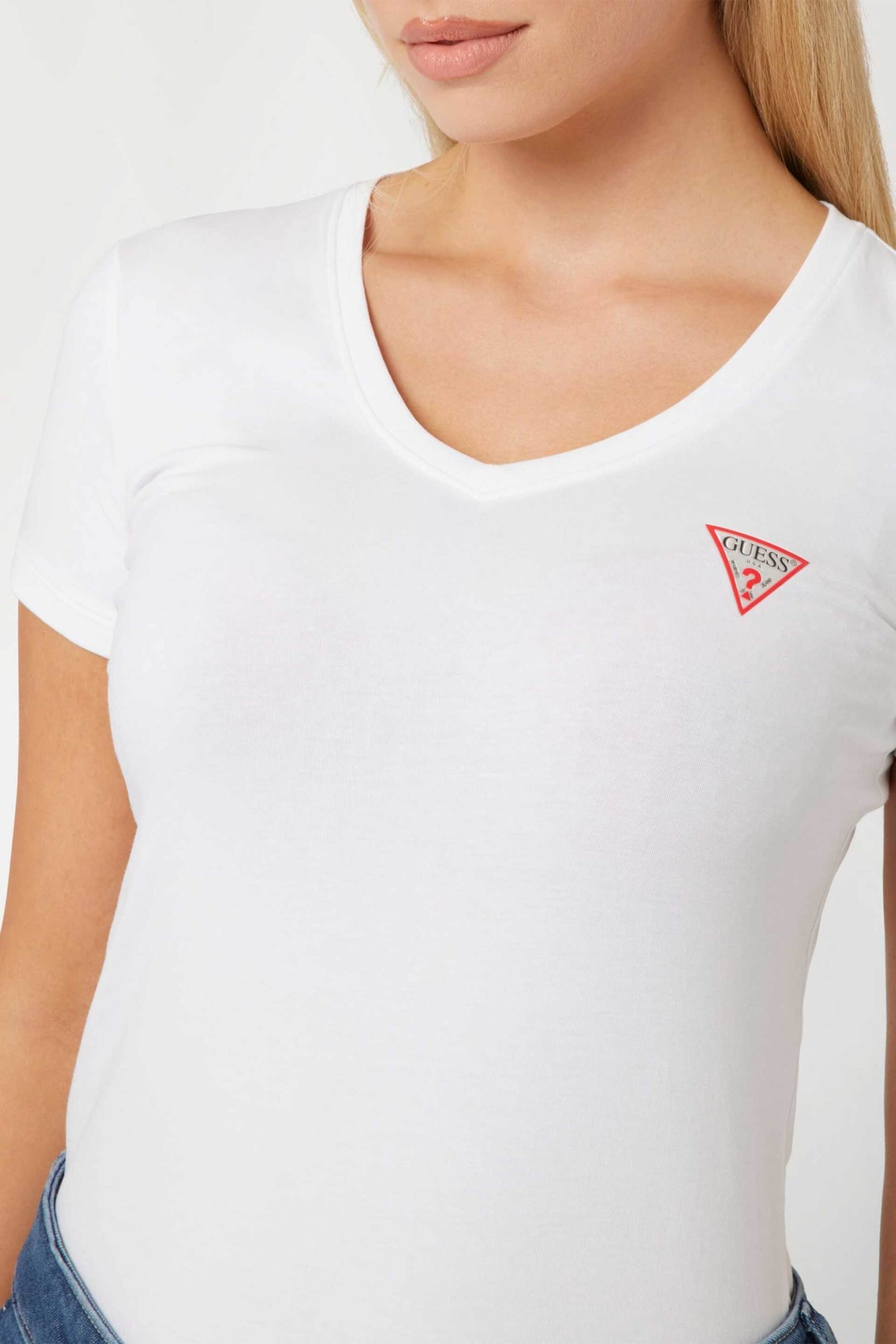 Guess γυναικείο βαμβακερό T-shirt μονόχρωμο με τριγωνικό λογότυπο στο στήθος - W2YI45J1314 Λευκό