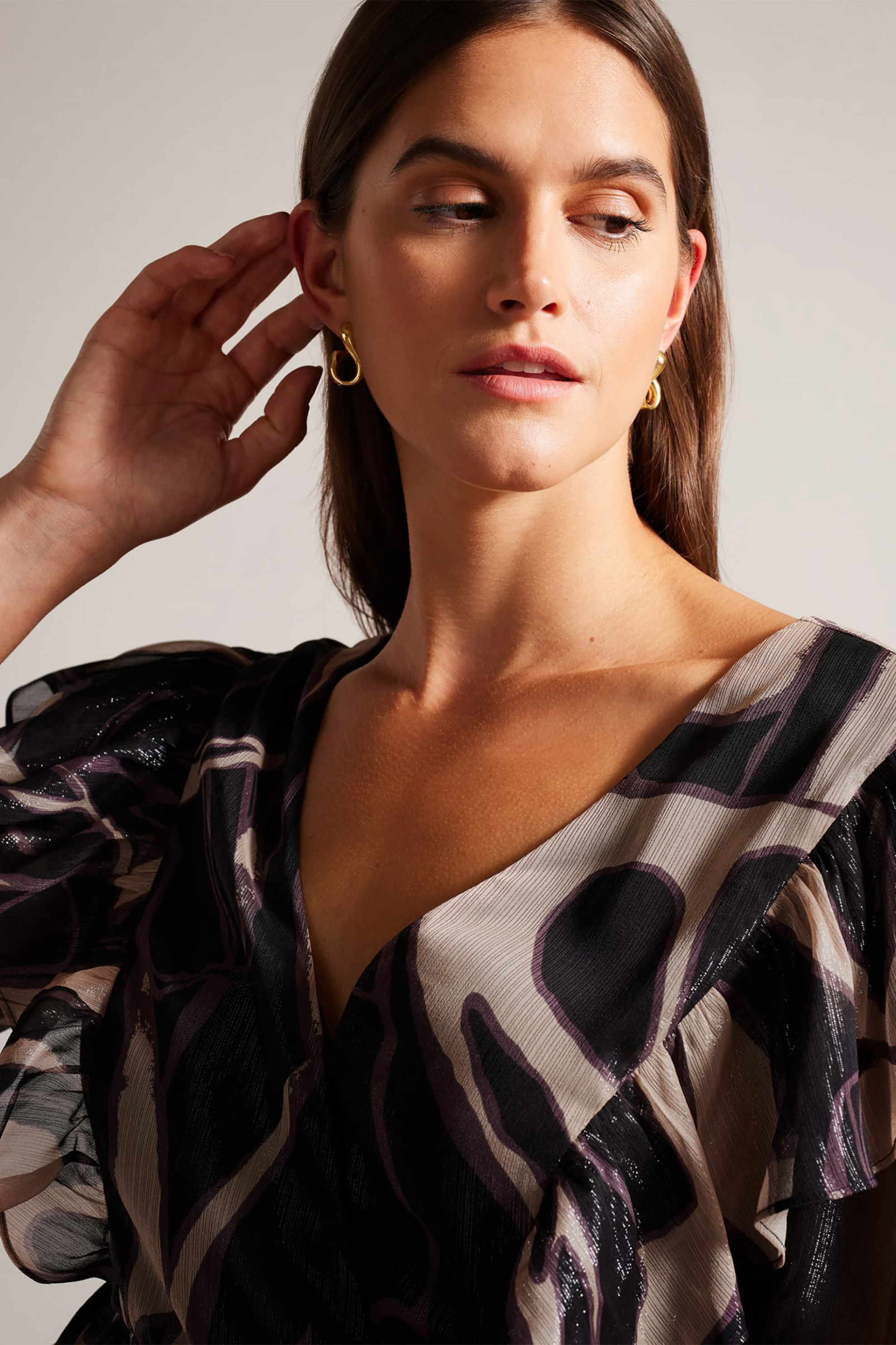 Ted Baker γυναικεία μπλούζα με άνοιγμα στην πλάτη και διακοσμητικό βολάν "Jasmyna" - 266022 Μαύρο φωτογραφία