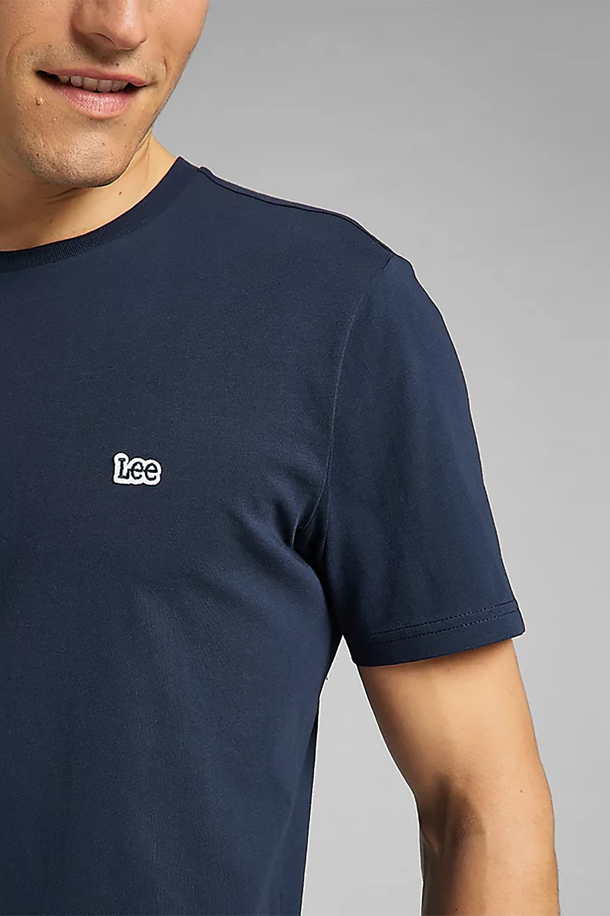 Lee ανδρικό T-shirt μονόχρωμο με logo patch Regular Fit - L60UFQ35-** Μπλε Σκούρο φωτογραφία