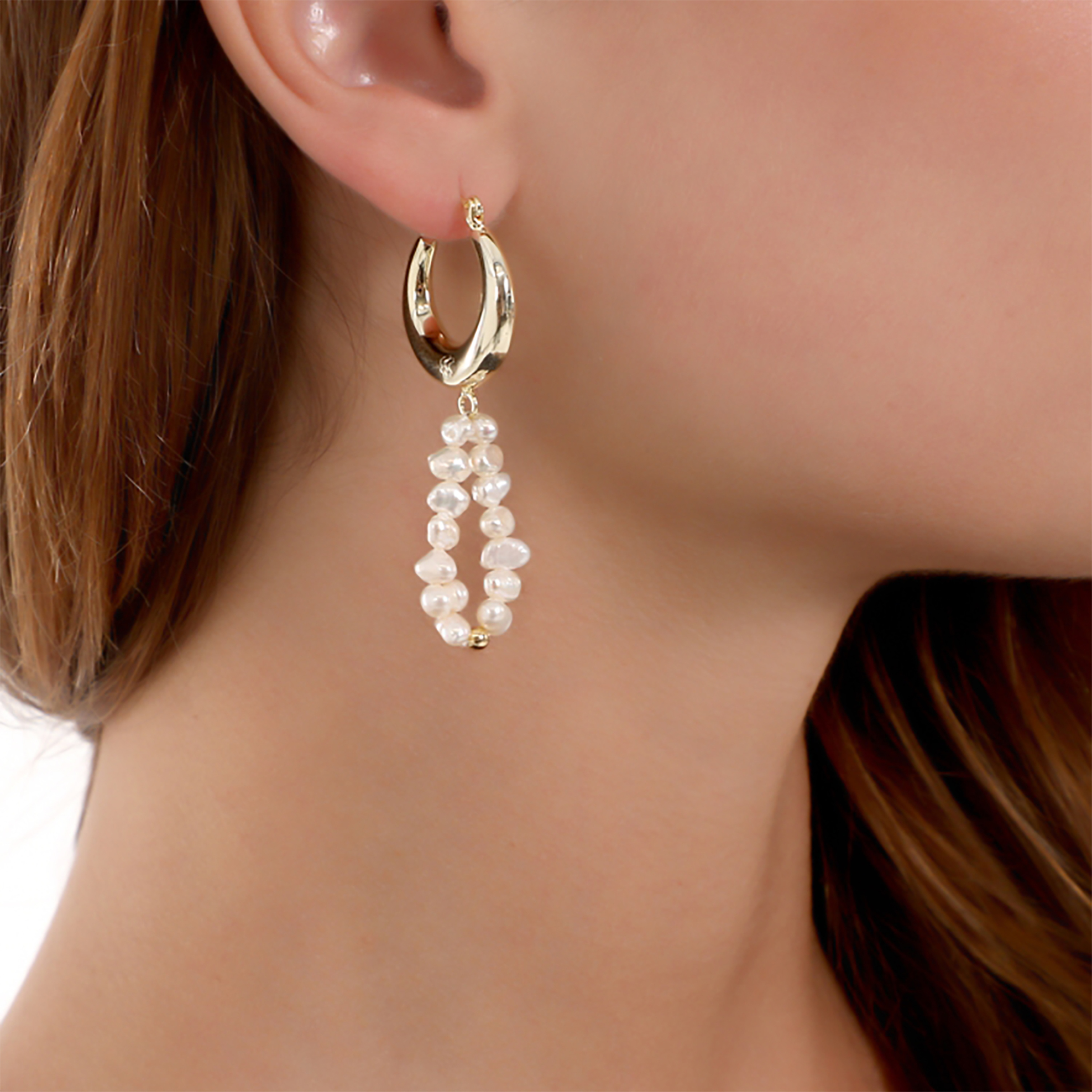 Folli Follie γυναικεία σκουλαρίκια κρίκοι από ορείχαλκο επίχρυσοι με θηλιά από πέρλες "The Chain Addiction II" - 2E22D002YW Λευκό φωτογραφία