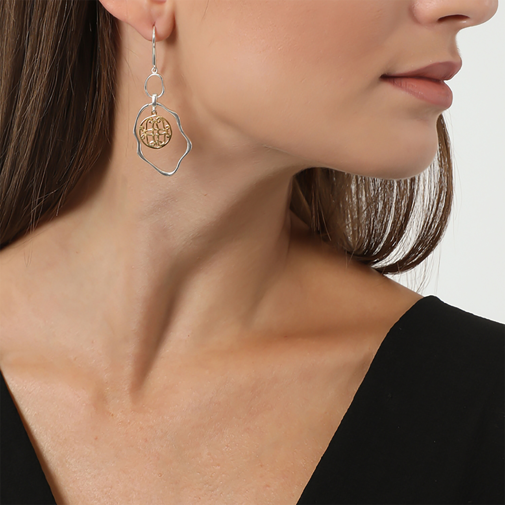 Folli Follie γυναικεία ασημένια μεσαία κρεμαστά σκουλαρίκια με ακανόνιστους κρίκους και μοτίφ νόμισμα "Kallos" - 1E22S032Y Λευκό φωτογραφία