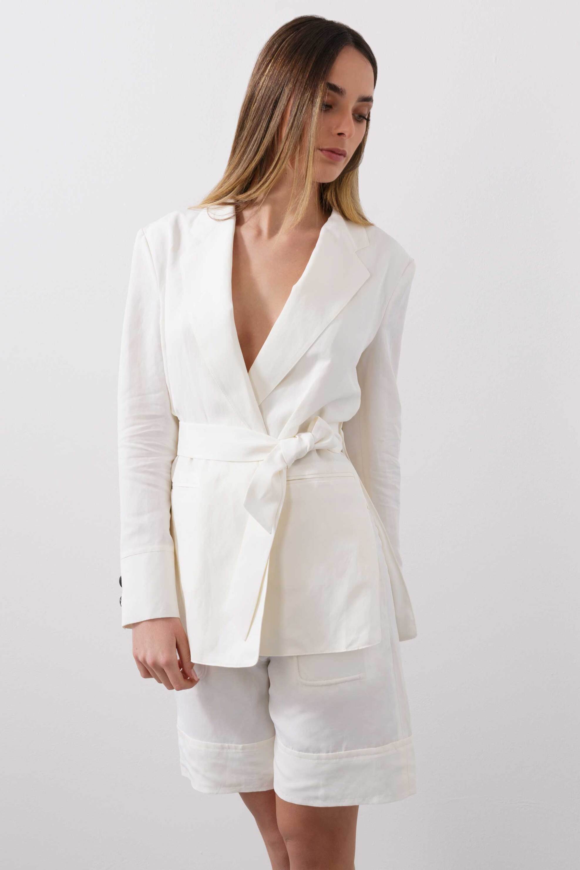 BCBGMAXAZRIA γυναικείο σακάκι με ζώνη - 23SRJ039LI02 Λευκό φωτογραφία