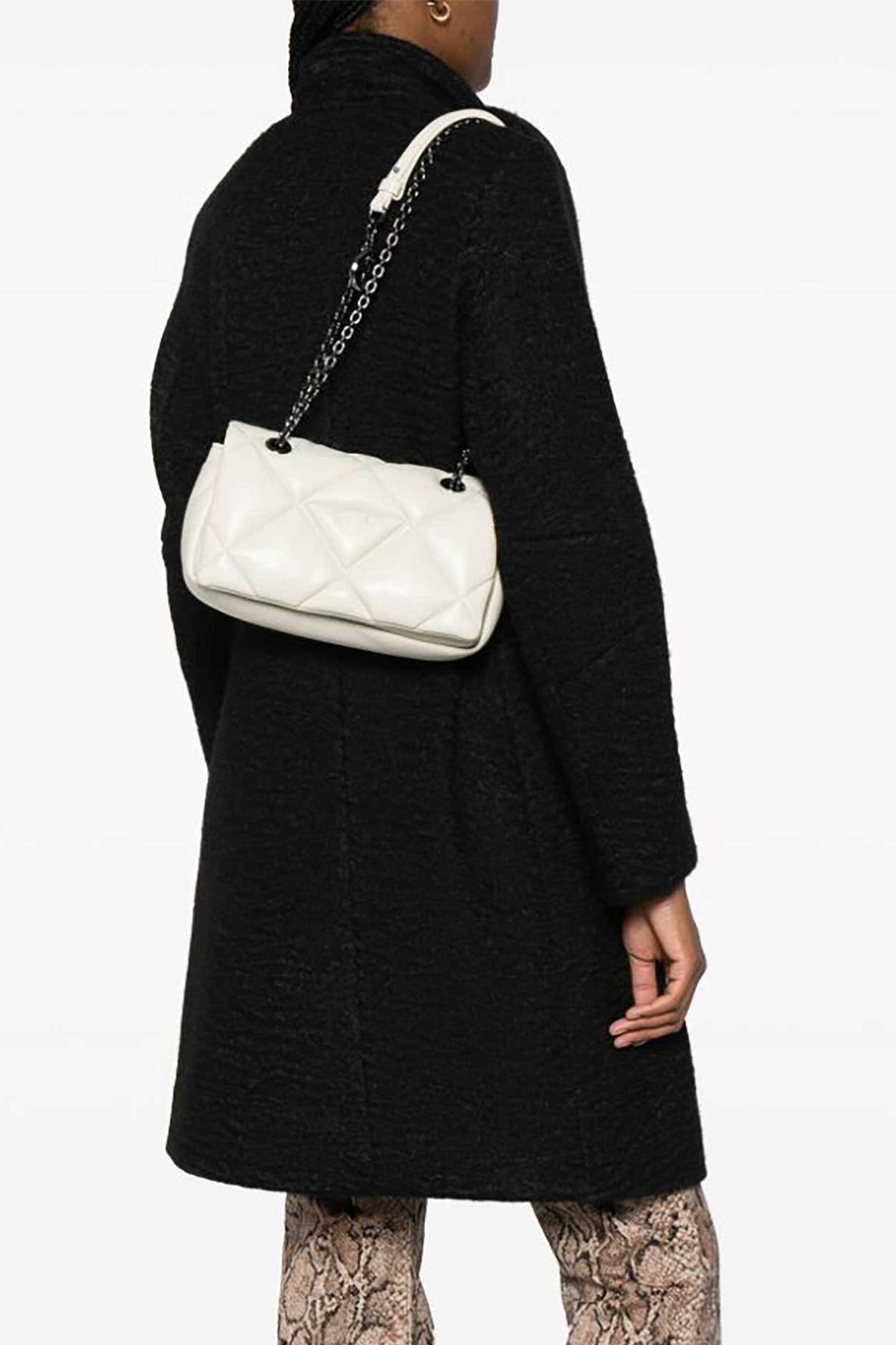 Emporio Armani γυναικεία τσάντα crossbody με ανάγλυφο έμβλημα και διακοσμητικό μπρελόκ μονόχρωμη - Y3C041YWJ8I Κρέμ φωτογραφία