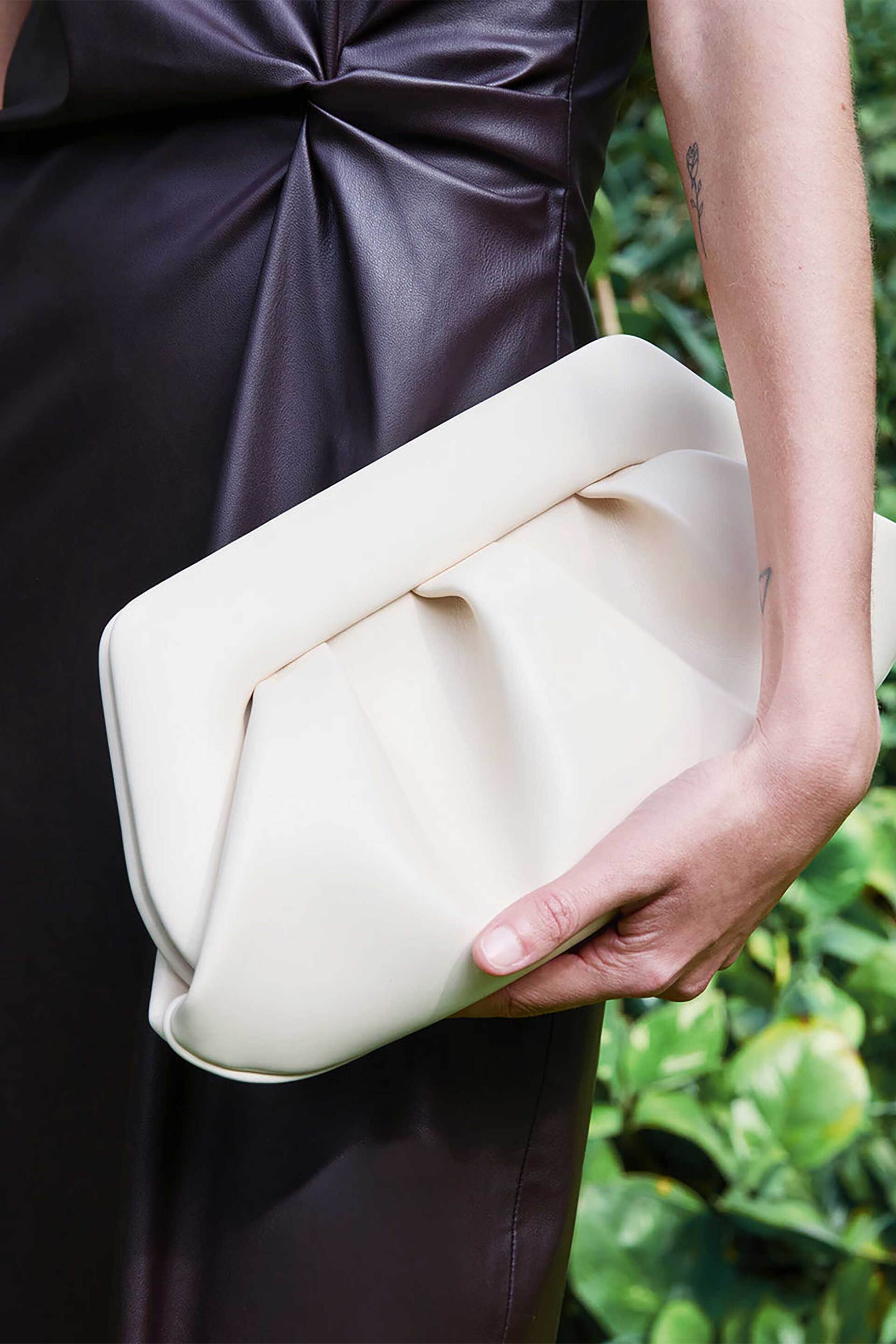 THEMOIRè Themoirè γυναικείο τσαντάκι clutch vegan satin "Bios Baguette Vegan" - NS1WTMBB0 Εκρού - 4