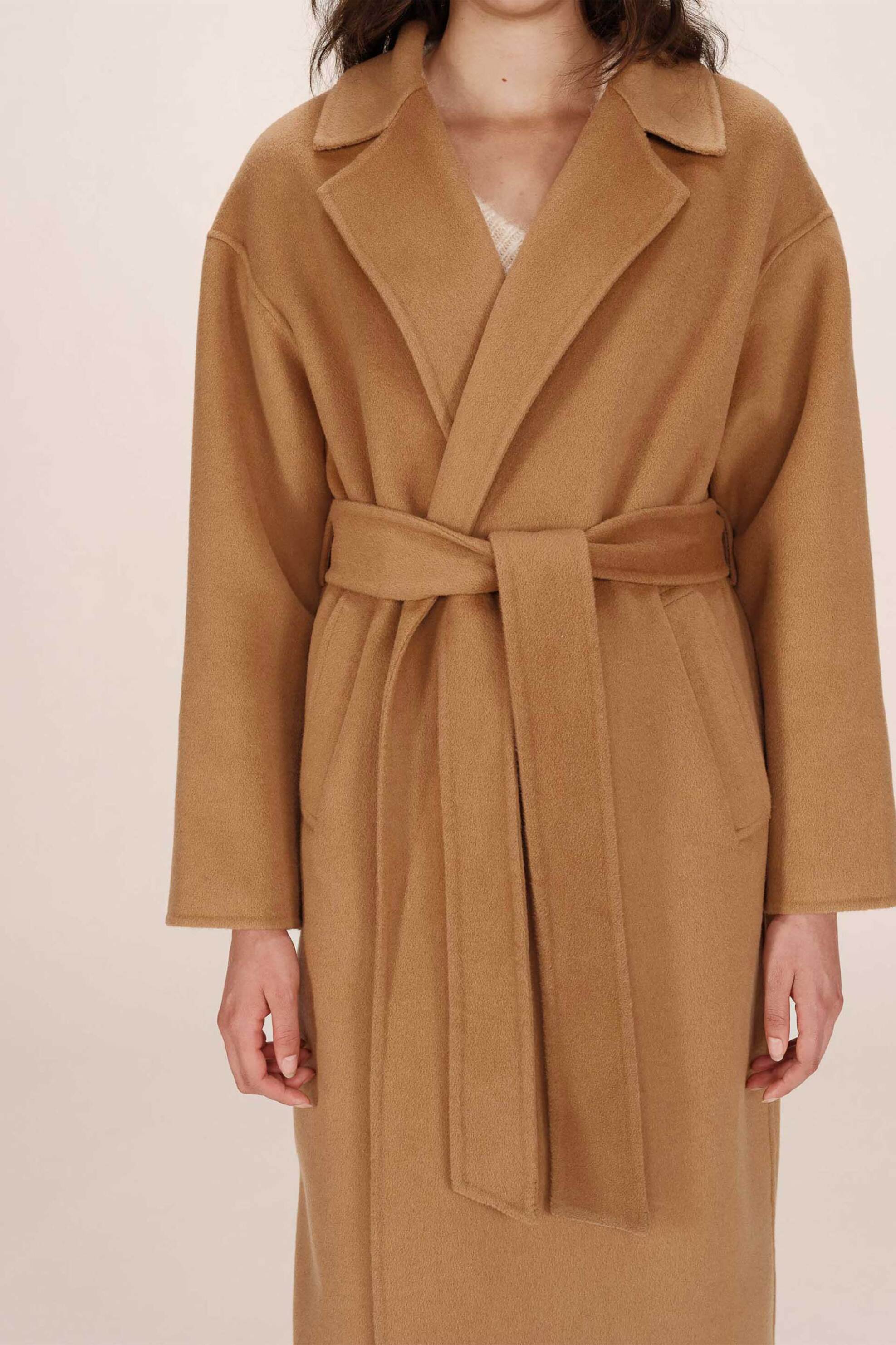 Grace & Mila γυναικείο παλτό μονόχρωμο με ζώνη "Stone" - STONE/FW25 Καμηλό φωτογραφία