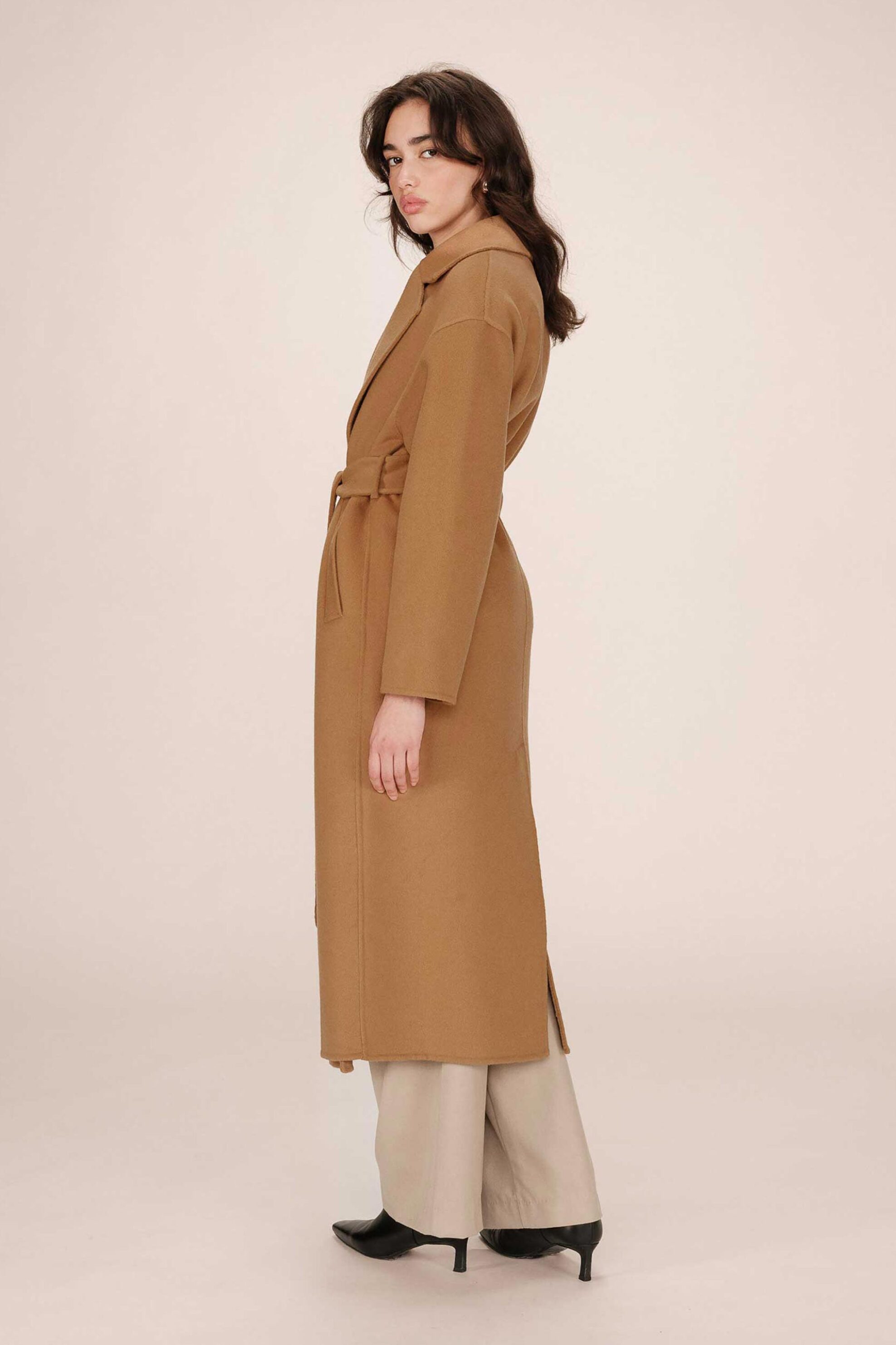 Grace & Mila γυναικείο παλτό μονόχρωμο με ζώνη "Stone" - STONE/FW25 Καμηλό φωτογραφία