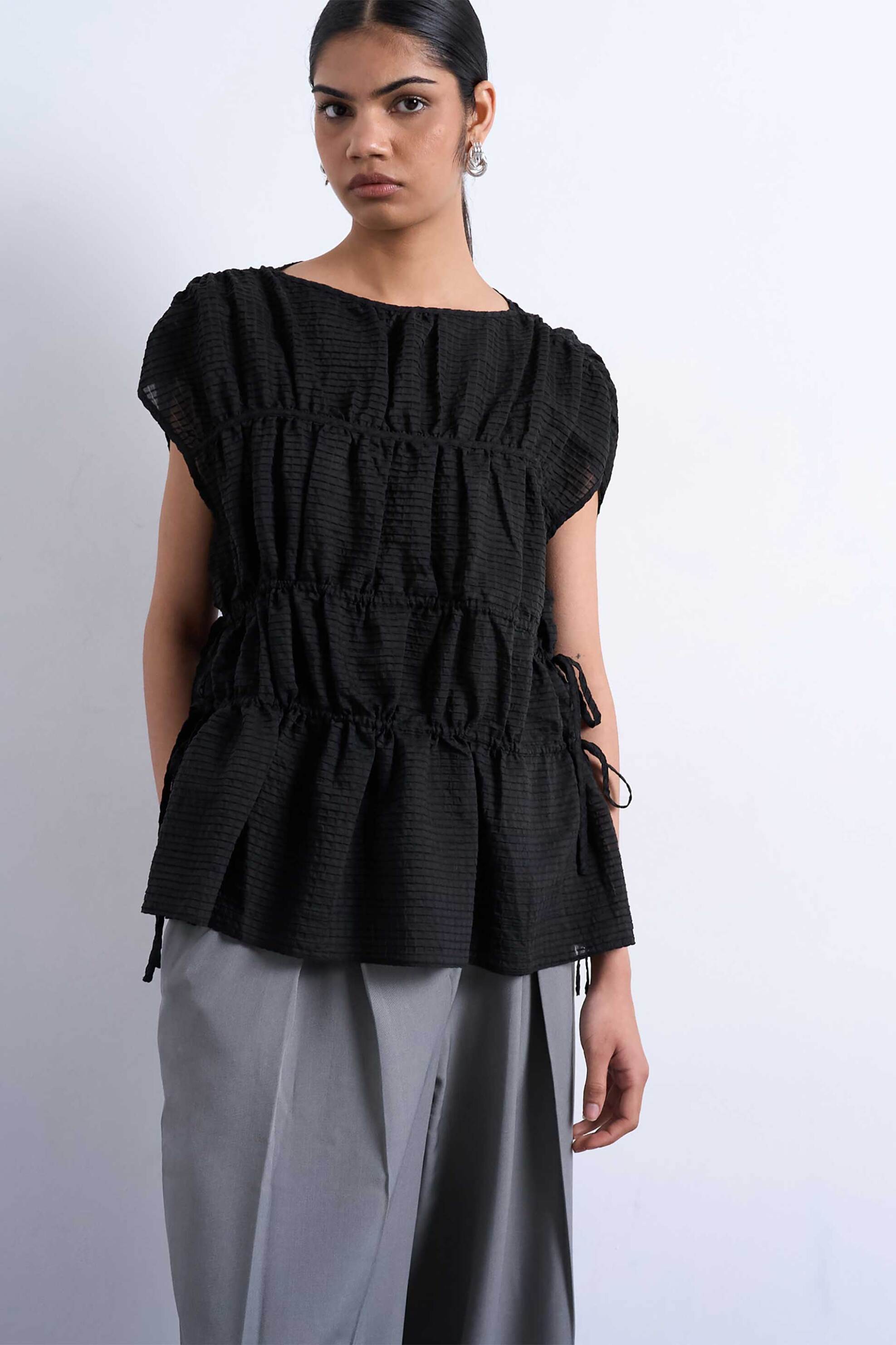 Topshop γυναικεία μπλούζα μονόχρωμη με διακοσμητικές σούρες "Ena" - 31000850 Μαύρο