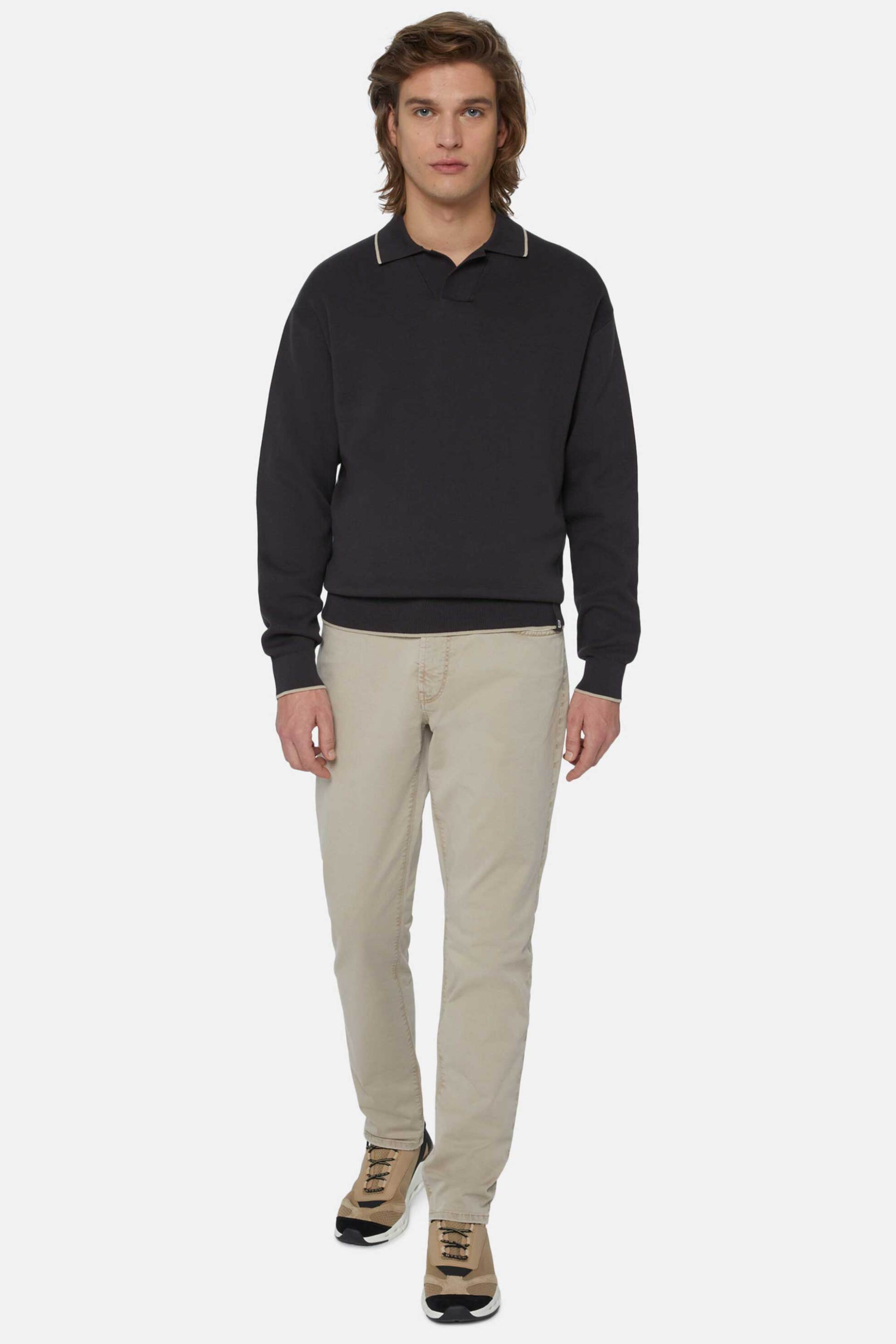 Boggi Milano ανδρική πόλο μπλούζα μονόχρωμη με contrast λεπτομέρεια στο γιακά Relaxed Fit "B939" - BO24P021604 Μαύρο φωτογραφία