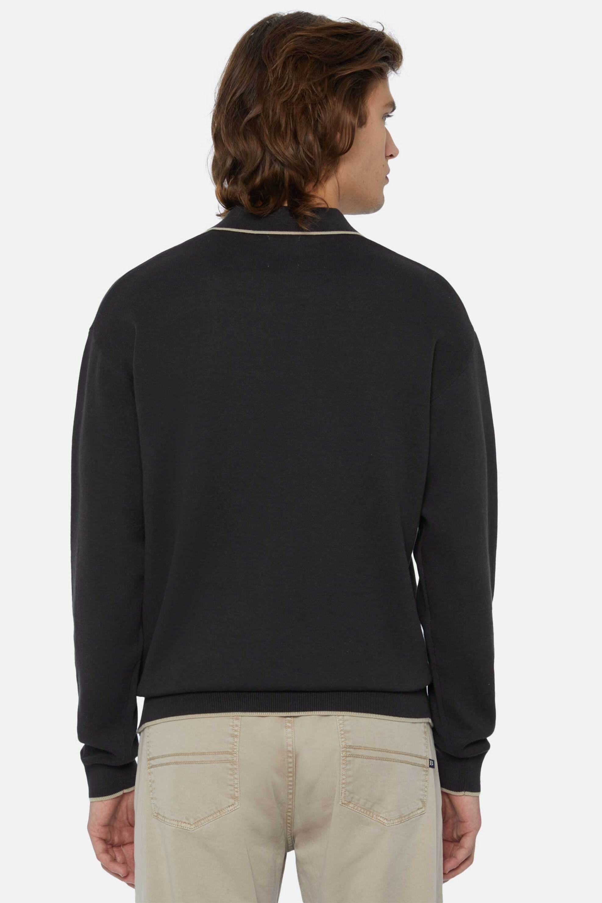 Boggi Milano ανδρική πόλο μπλούζα μονόχρωμη με contrast λεπτομέρεια στο γιακά Relaxed Fit "B939" - BO24P021604 Μαύρο φωτογραφία