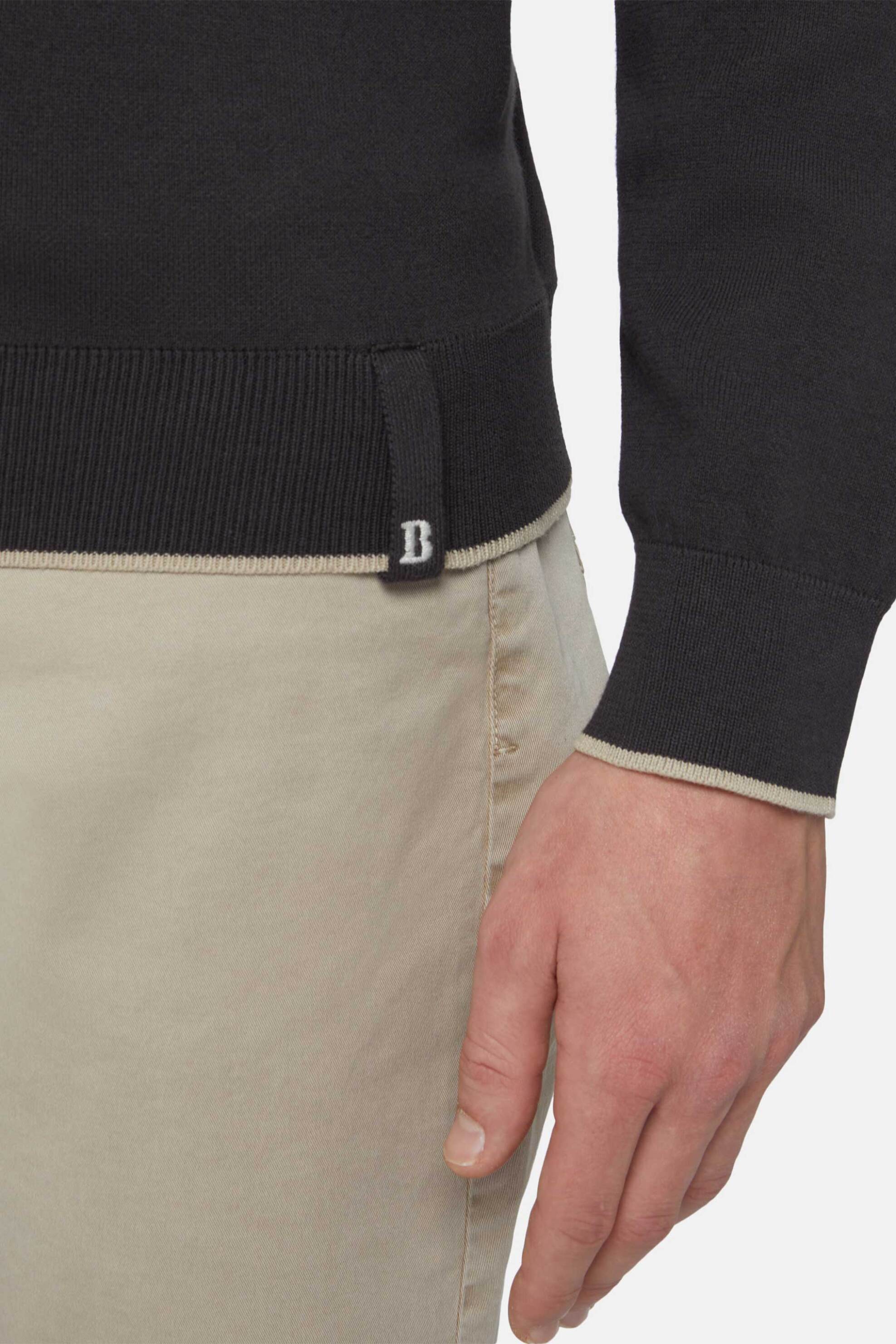 Boggi Milano ανδρική πόλο μπλούζα μονόχρωμη με contrast λεπτομέρεια στο γιακά Relaxed Fit "B939" - BO24P021604 Μαύρο φωτογραφία