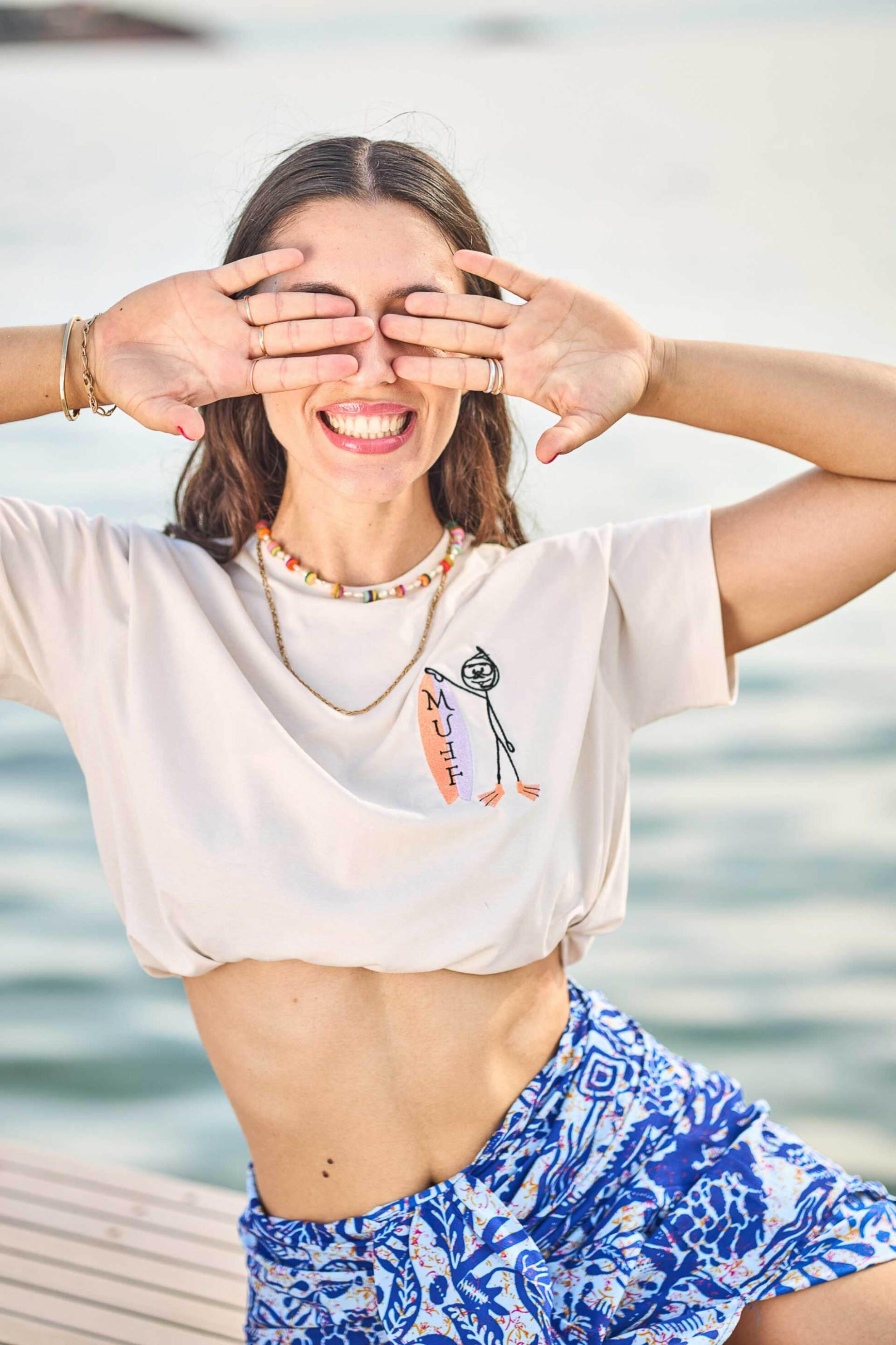 Muff γυναικείο T-shirt cropped με print - surferl Μπεζ φωτογραφία