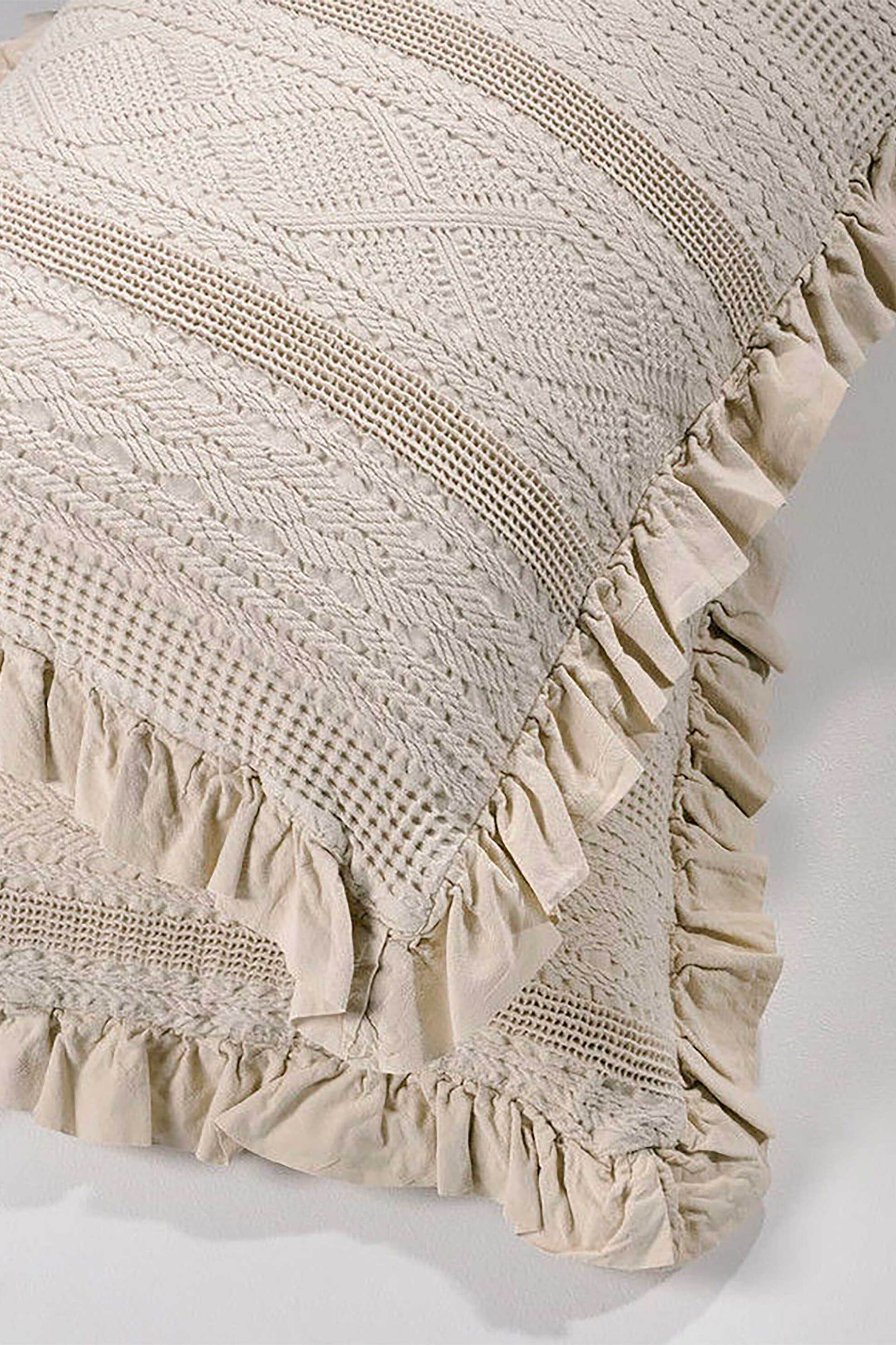 DOWN TOWN HOME DOWN TOWN Home μαξιλαροθήκη μονόχρωμη με ανάγλυφο σχέδιο και βολάν "454" 40 x 60 cm. - 41-0548