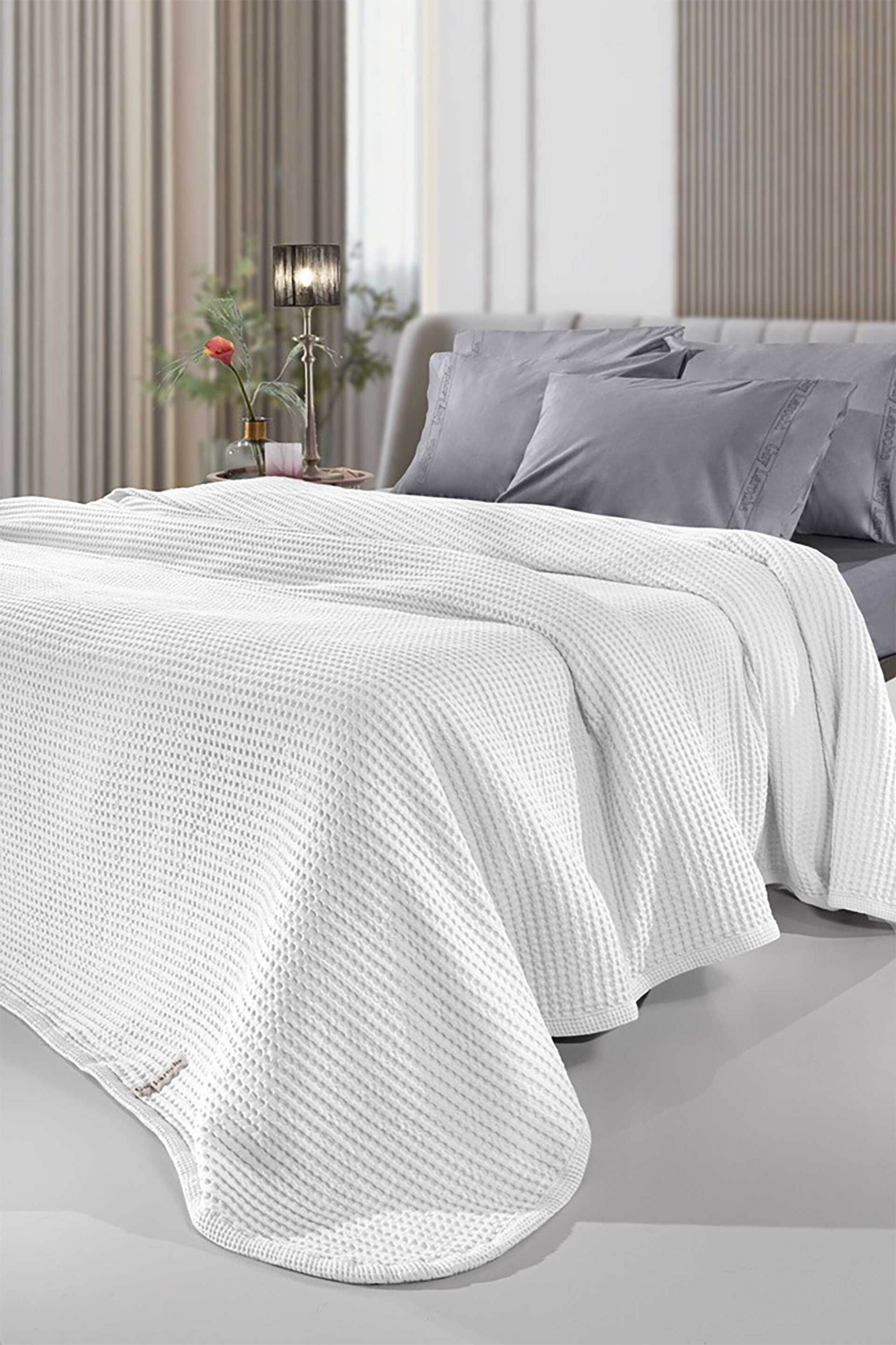 Guy Laroche κουβέρτα διπλή πικέ με all-over ανάγλυφο σχέδιο και λογότυπο "Eternity Snow White" 230 x 240 cm - 1113092124007