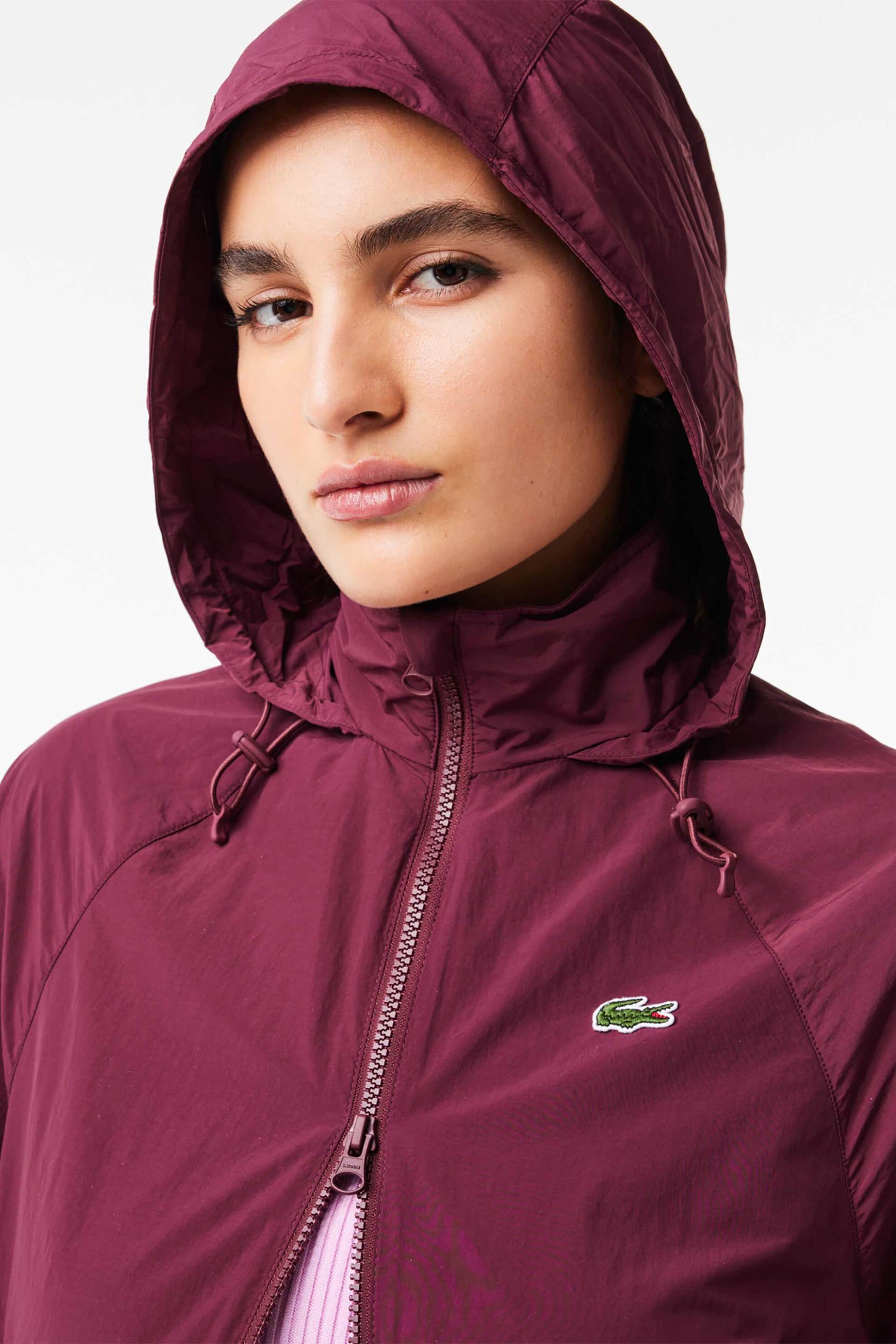 Lacoste γυναικείο jacket μονόχρωμο με κρυφή κουκούλα και ανάγλυφη λεπτομέρεια - BF7658 Μπορντό φωτογραφία