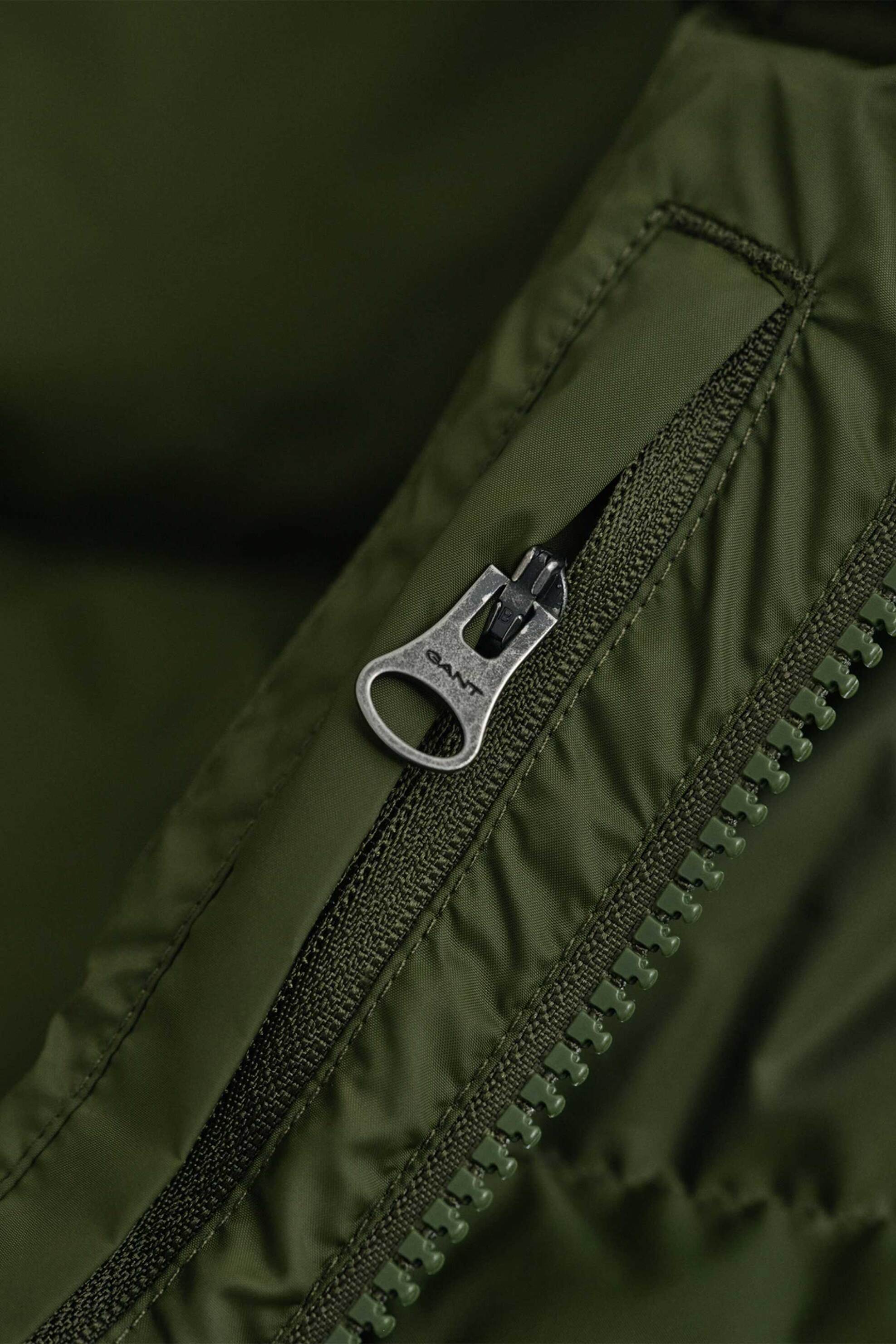 Gant ανδρικό αμάνικο μπουφάν αδιάβροχο με καπιτονέ σχέδιο, κουκούλα και κεντημένο λογότυπο Regular Fit - 7006536 Πράσινο Σκούρο φωτογραφία